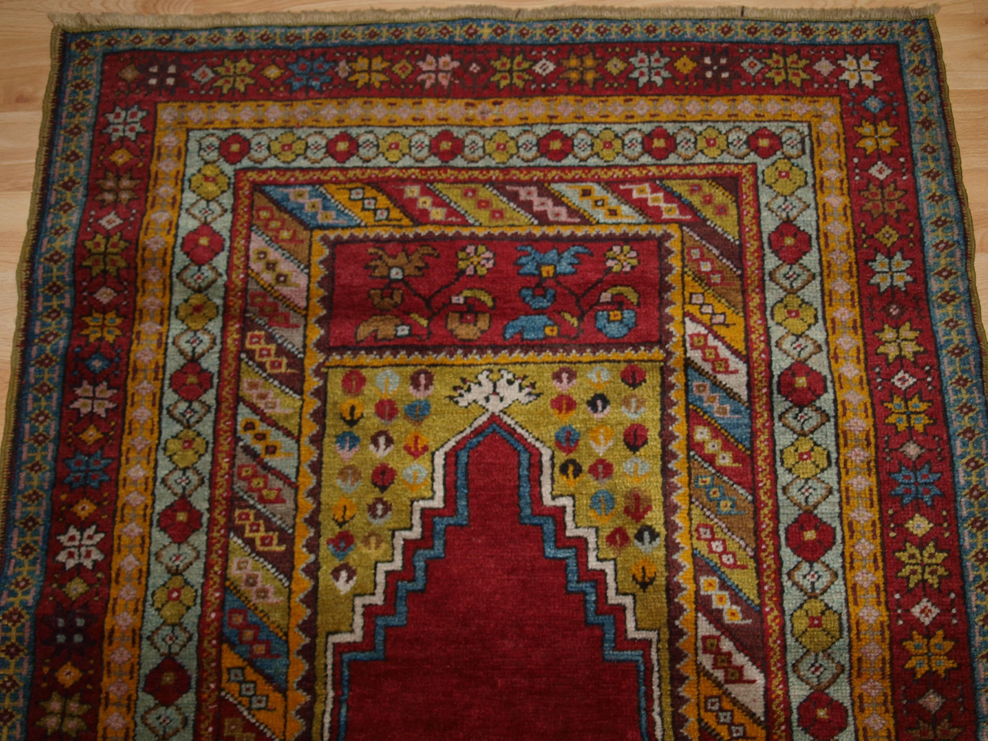 Antique Anatolian Kirsehir Village Prayer Rug of Traditional Design In Excellent Condition For Sale In Moreton-in-Marsh, GB