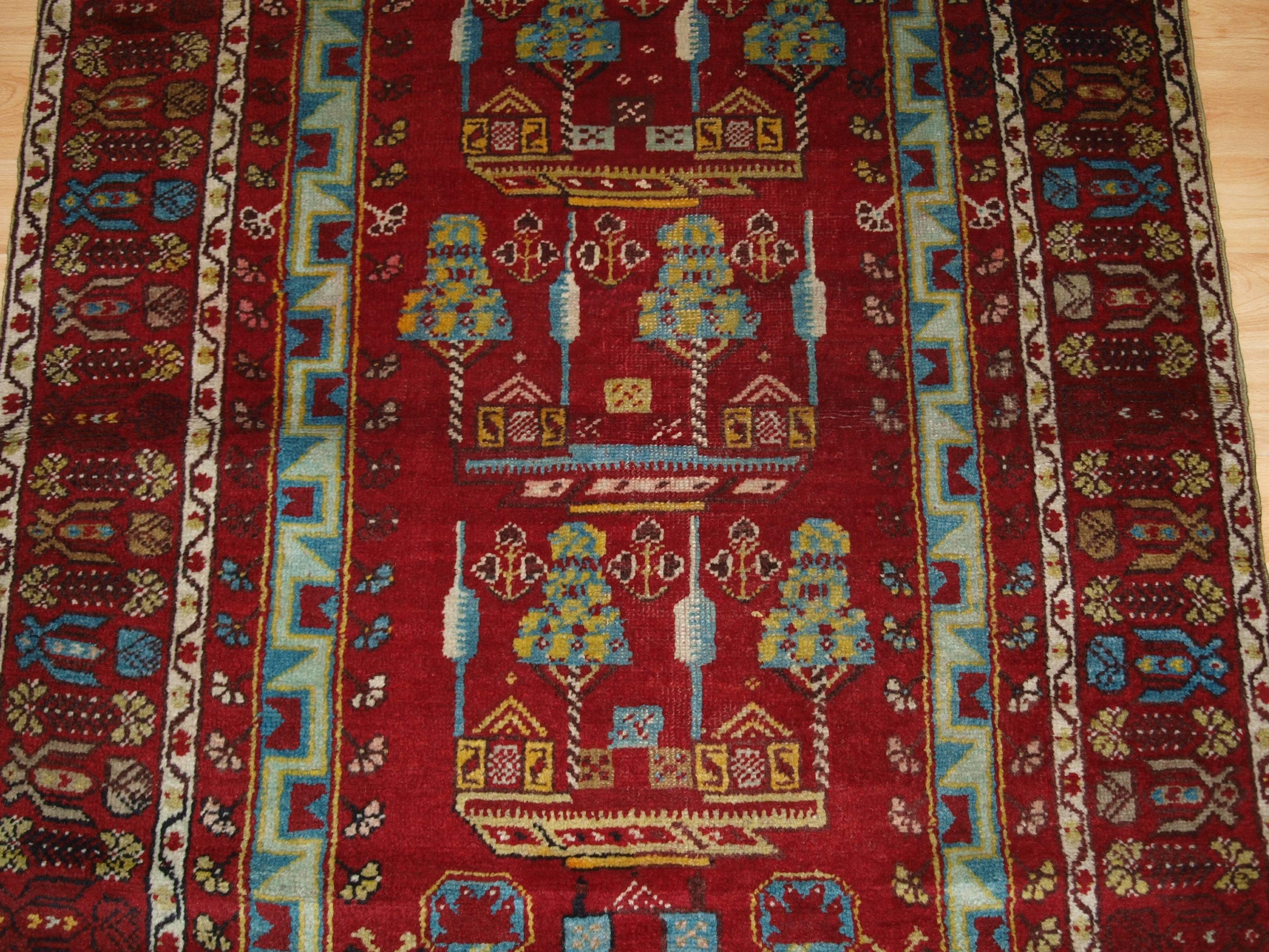 Antique Anatolian Kirsehir Village Prayer Rug of Traditional Design, circa 1900 In Excellent Condition For Sale In Moreton-in-Marsh, GB