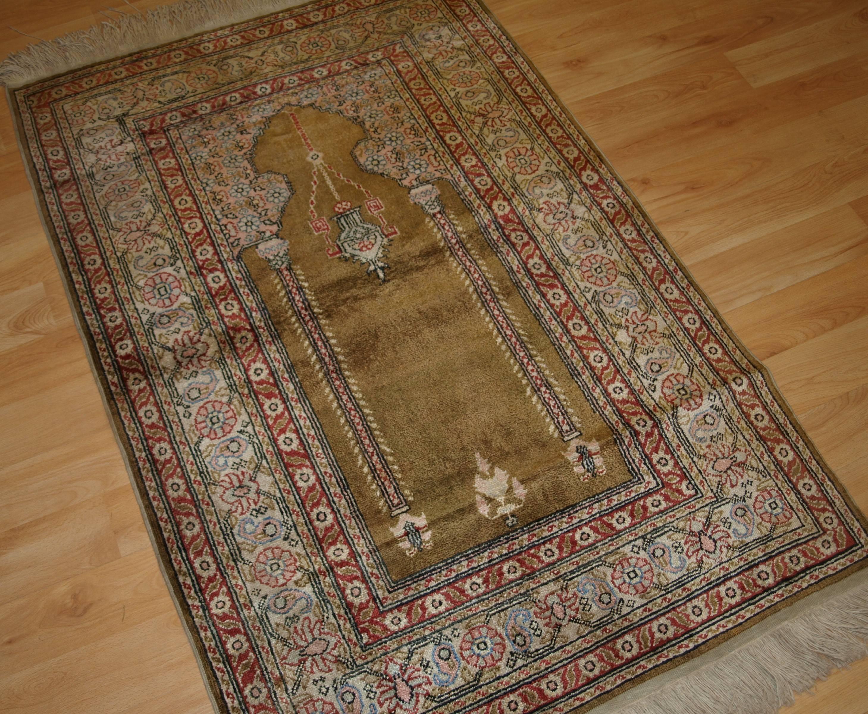 Old Turkish Kayseri 'art silk' prayer rug, traditional prayer design, good colors, circa 1920-1930.
Size: 4ft 7in x 3ft 0in (140 x 92cm).

Antique Anatolian Kayseri 'art silk' prayer rug, beautifully drawn with a traditional Turkish mosque prayer