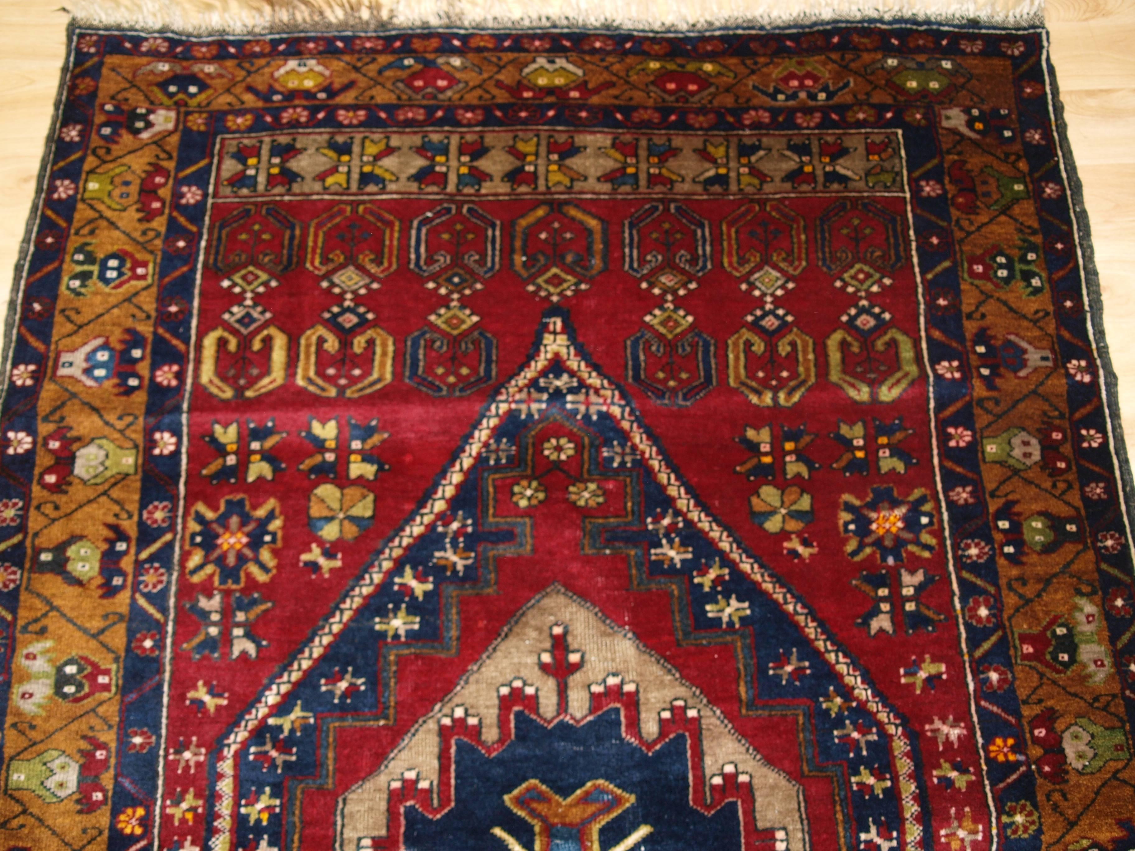Antique Anatolian Yahyali Rug with Traditional Large Medallion Design circa 1920 In Excellent Condition For Sale In Moreton-in-Marsh, GB