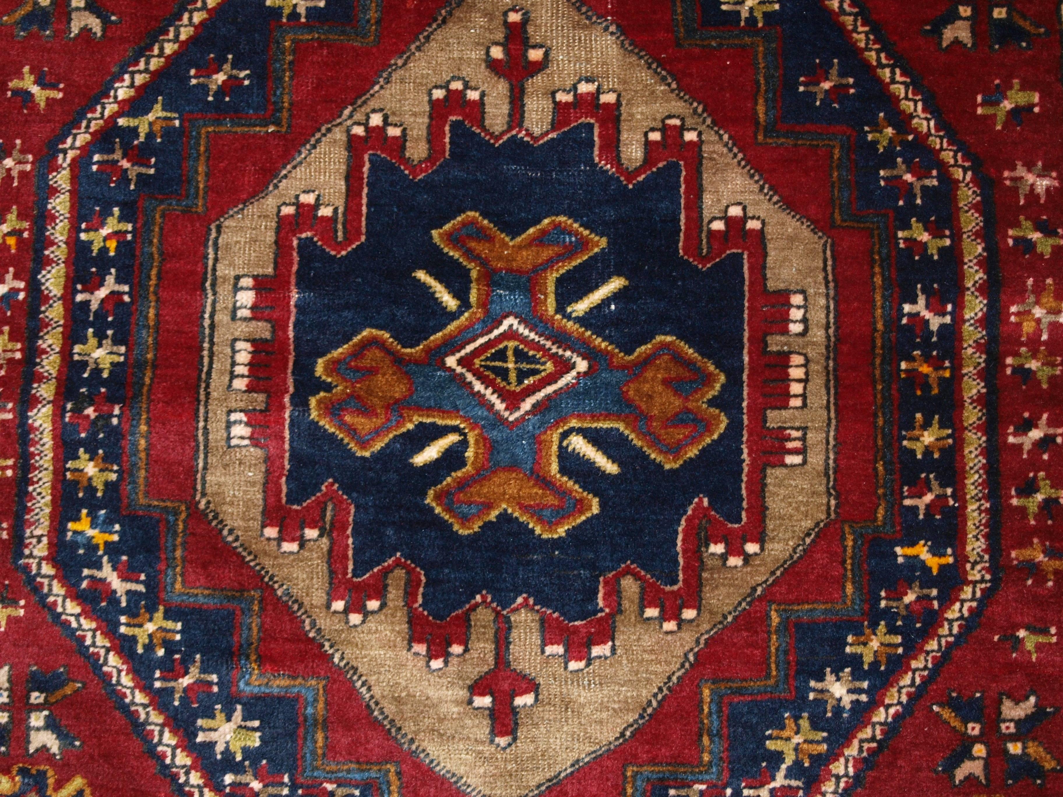 Antique Anatolian Yahyali Rug with Traditional Large Medallion Design circa 1920 For Sale 2