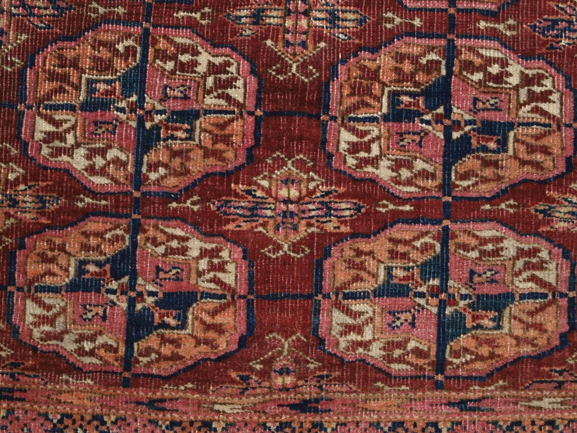 Antique Tekke Turkmen Rug of Fine Weave and Small Square Size, circa 1900 In Excellent Condition For Sale In Moreton-in-Marsh, GB