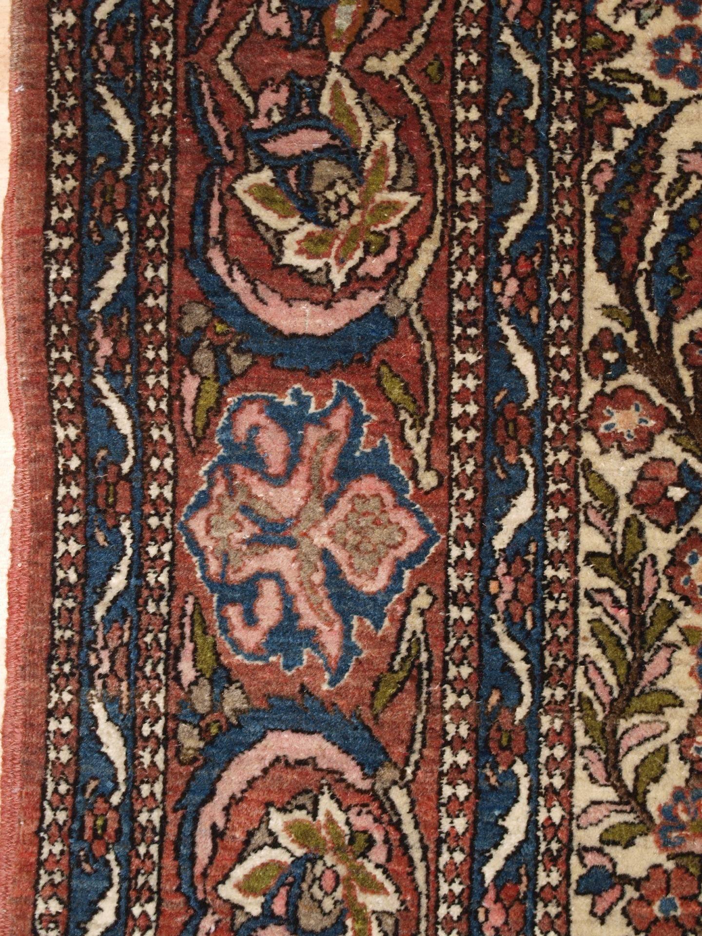 Isfahan Prayer Rug with a Very Traditional Floral Vase Design, circa 1900 In Excellent Condition For Sale In Moreton-in-Marsh, GB