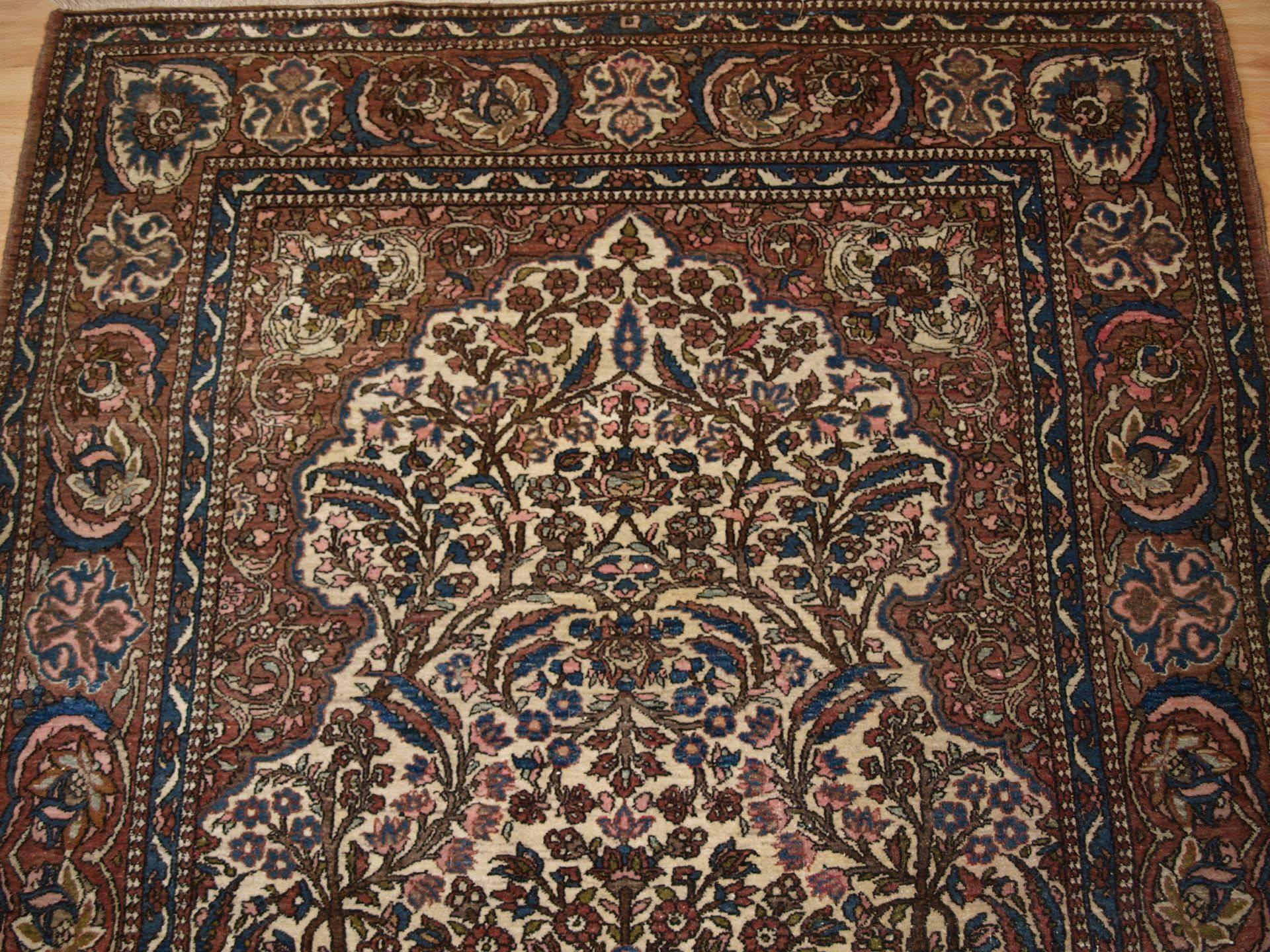 Isfahan Prayer Rug with a Very Traditional Floral Vase Design, circa 1900 For Sale 1