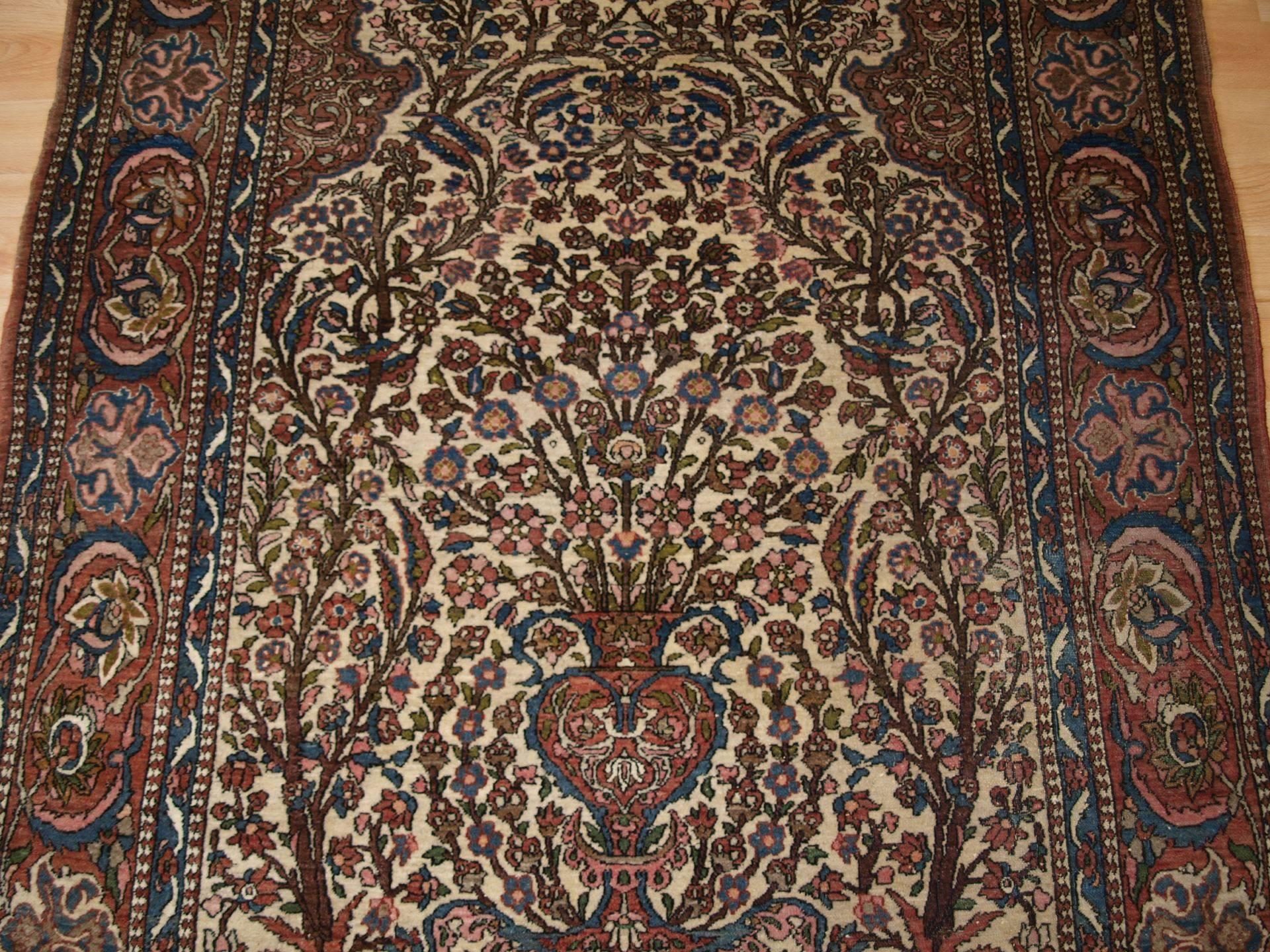 Isfahan Prayer Rug with a Very Traditional Floral Vase Design, circa 1900 For Sale 2