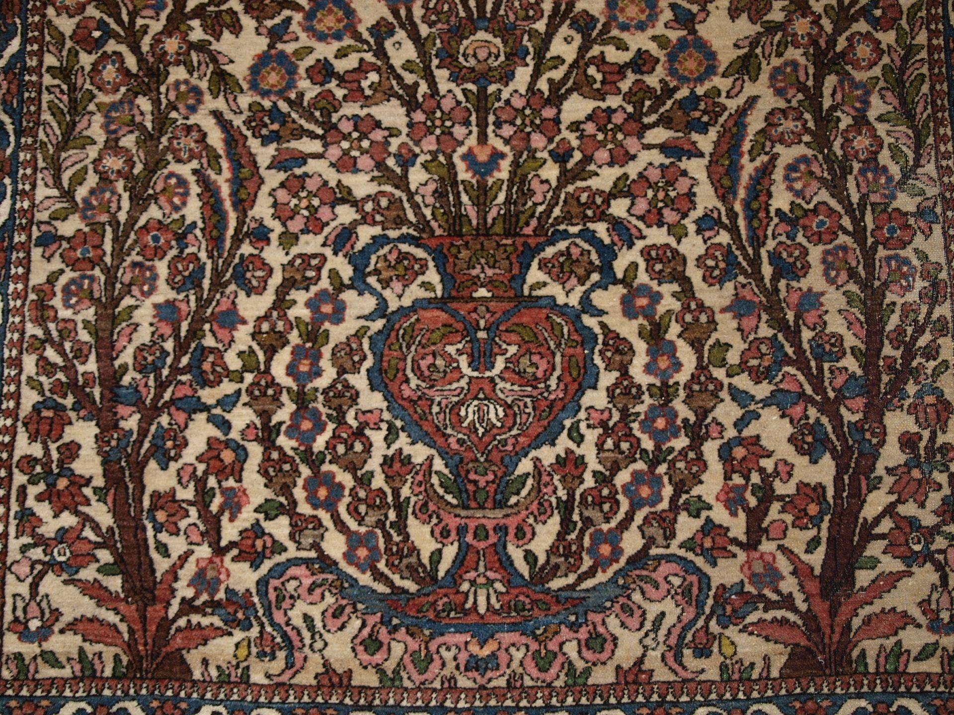 Isfahan Prayer Rug with a Very Traditional Floral Vase Design, circa 1900 For Sale 3