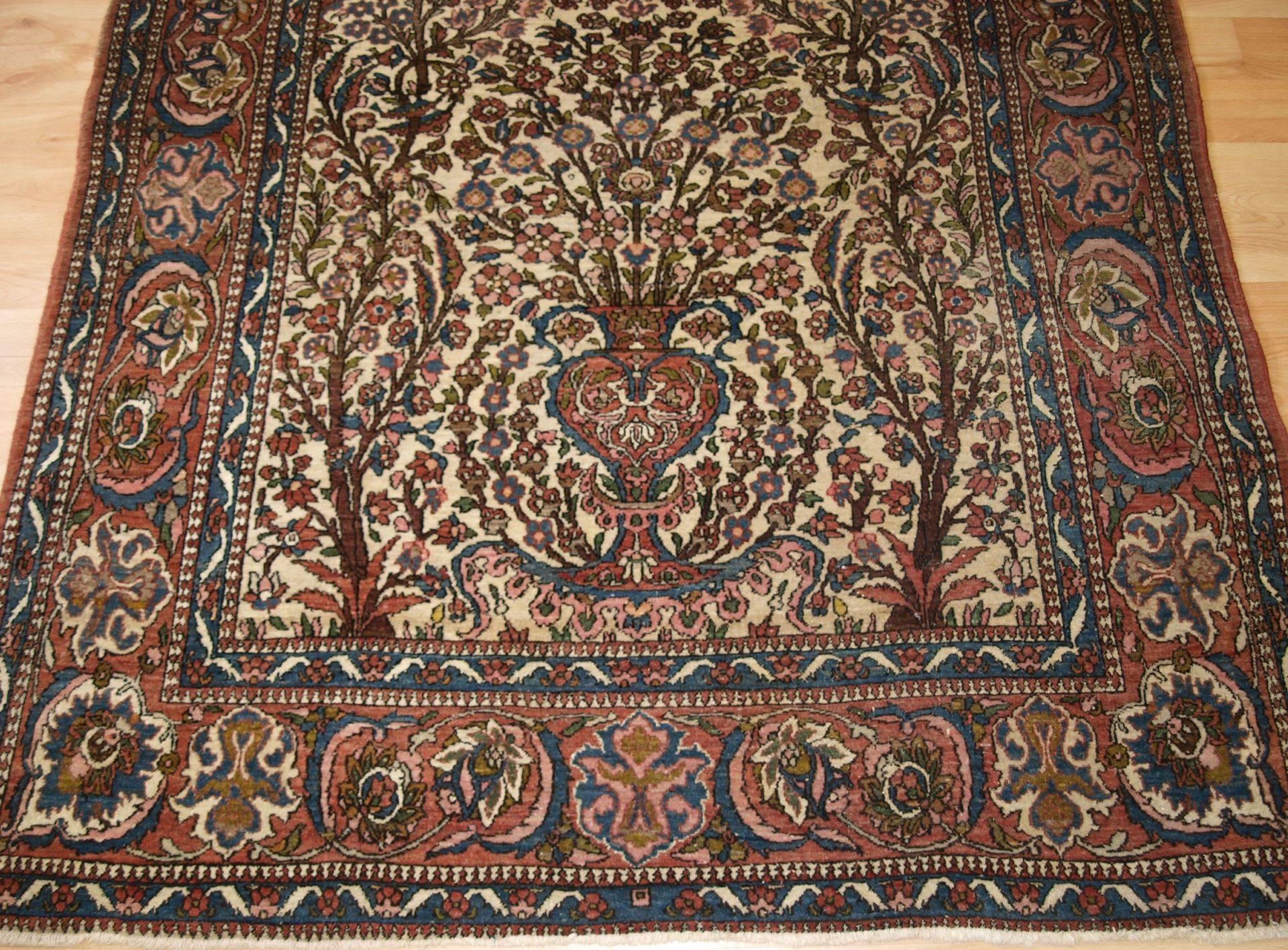 Isfahan Prayer Rug with a Very Traditional Floral Vase Design, circa 1900 For Sale 4