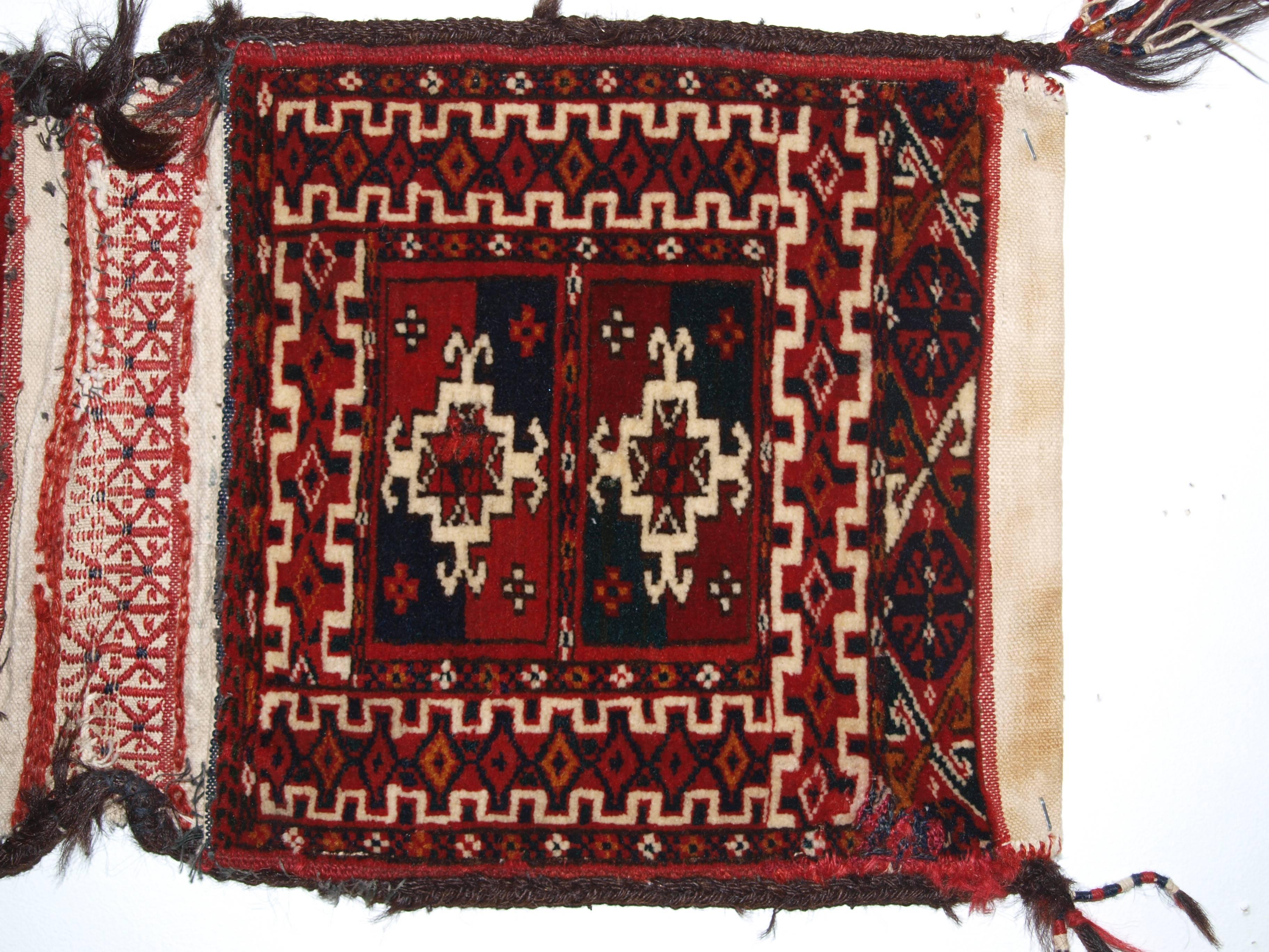 Antique Tekke Turkmen Khorjin ‘Saddle Bag’ of Very Small Size, circa 1900 In Excellent Condition For Sale In Moreton-in-Marsh, GB
