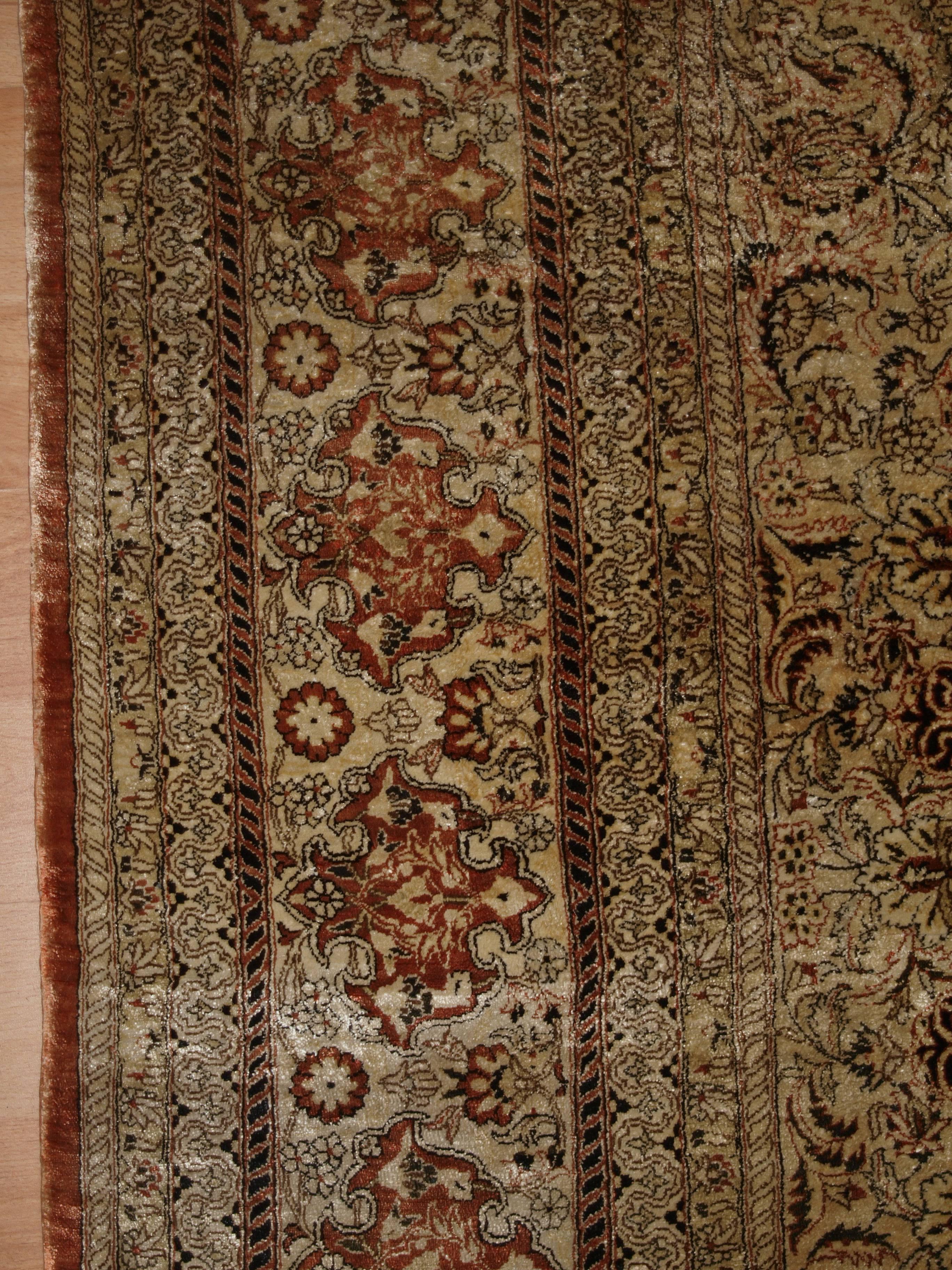 Fine Chinese Silk Rug in the Turkish Hereke Style In Excellent Condition For Sale In Moreton-in-Marsh, GB