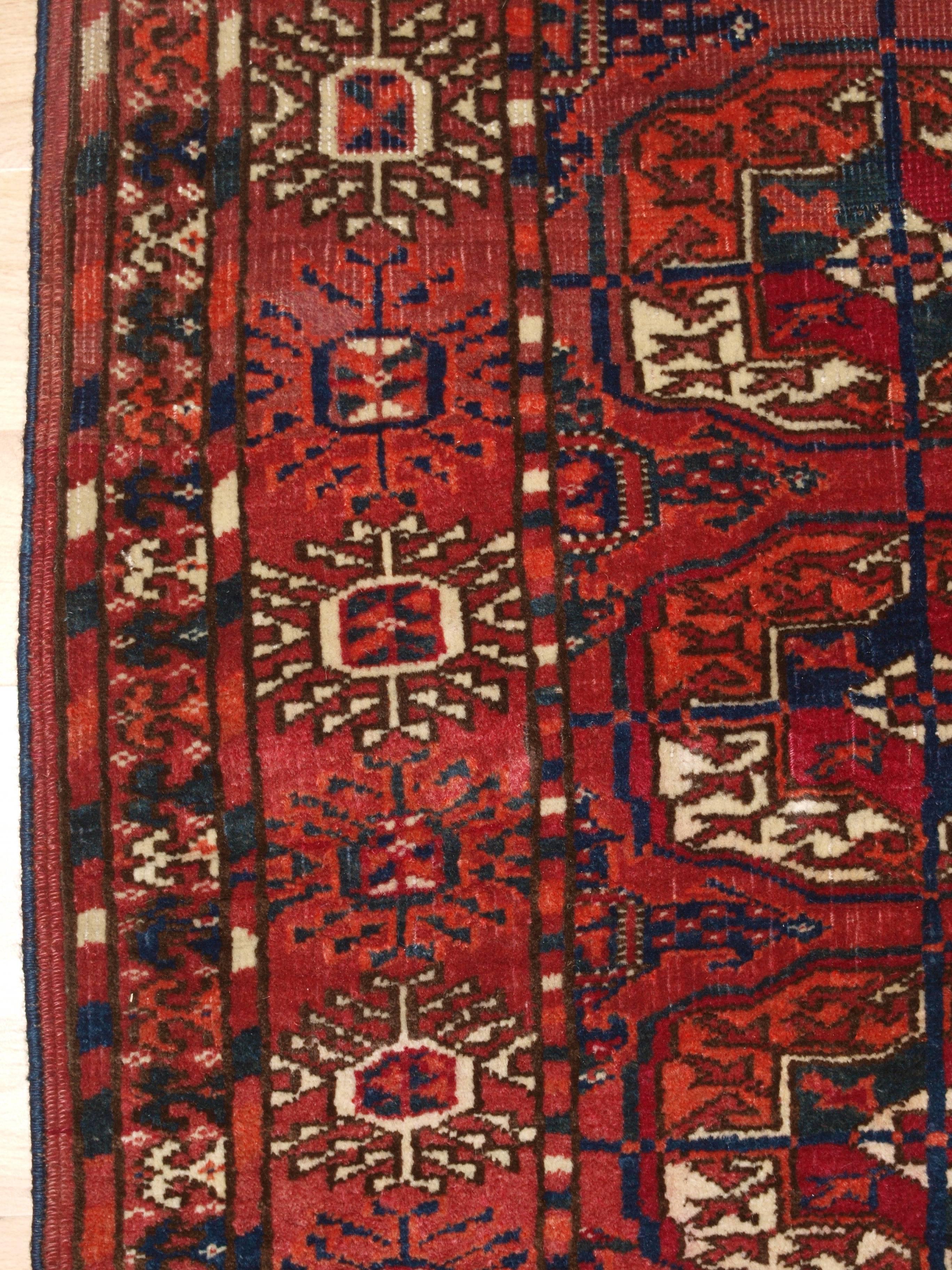 Antique Tekke Turkmen ‘dip khali’ Rug of Small Size, circa 1900 In Excellent Condition For Sale In Moreton-in-Marsh, GB