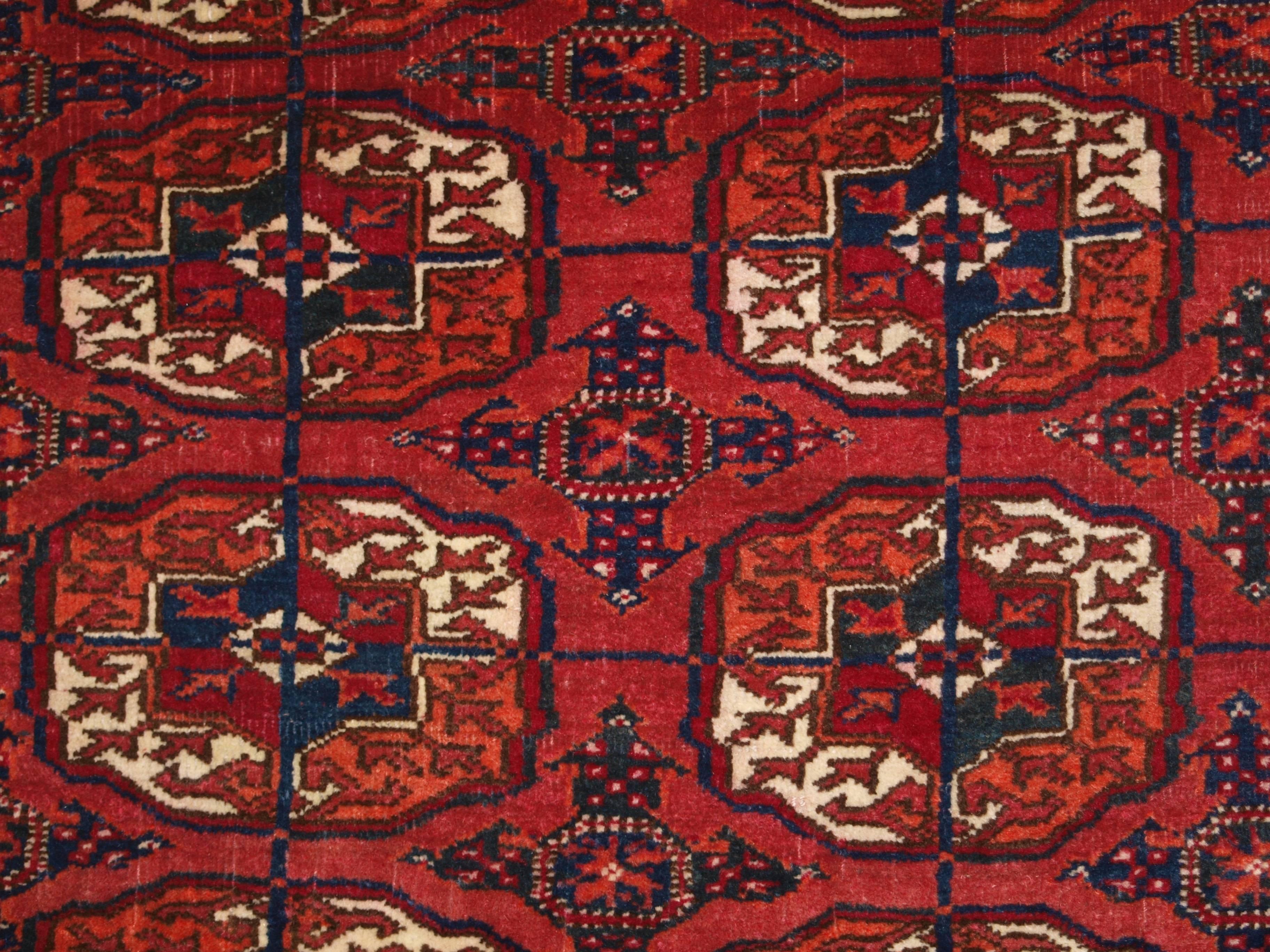 Size: 5ft 8in x 3ft 11in (172 x 119cm).

Antique Tekke Turkmen ‘dip khali’ rug of small size. 

circa 1900.

These are considered to be ‘half size’ rugs, half the length and half the width of a main carpet. 

This example has three rows of