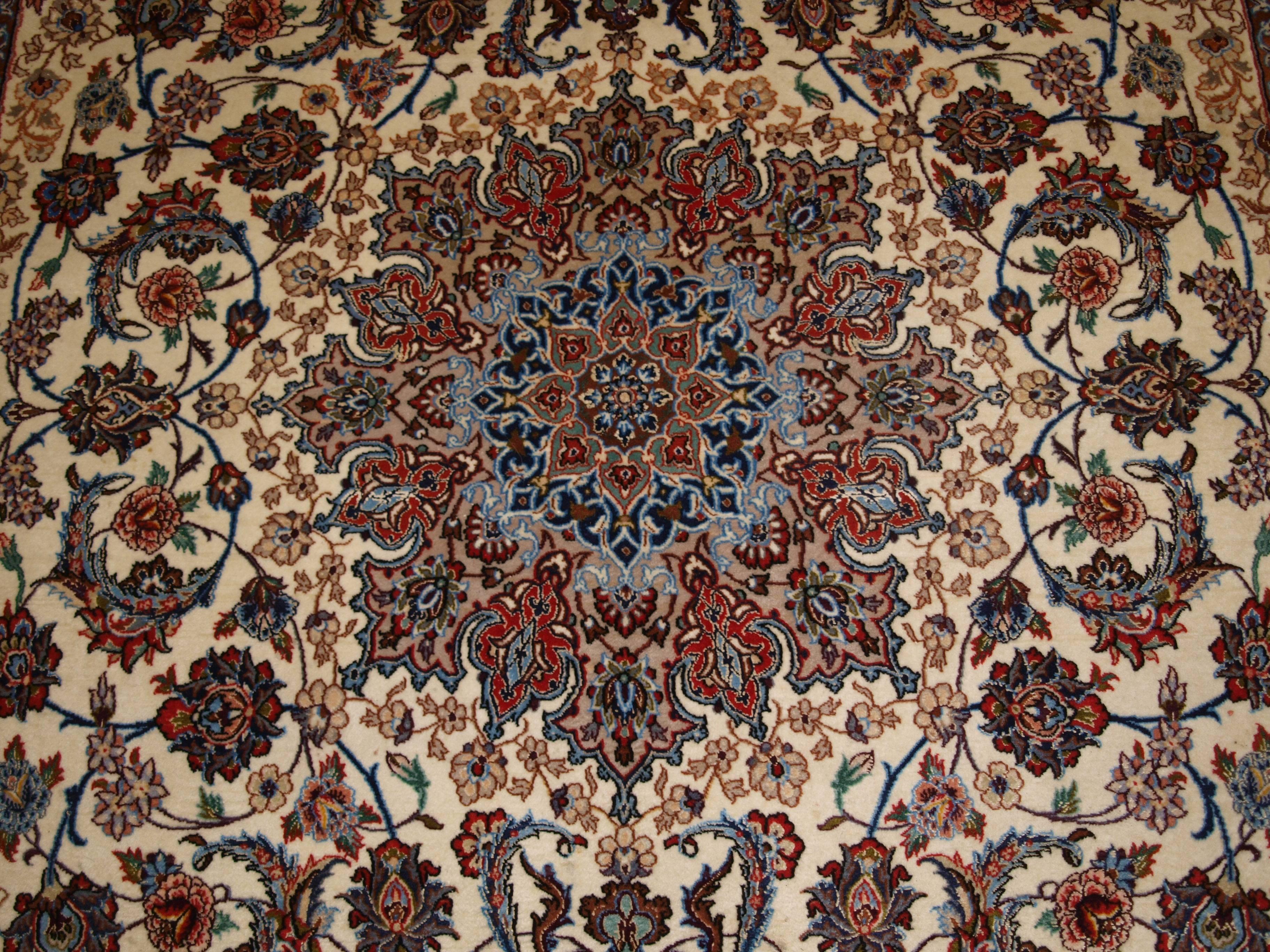 Old Persian Isfahan Carpet, Wool and Silk on a Very Fine Silk Foundation In Excellent Condition For Sale In Moreton-in-Marsh, GB