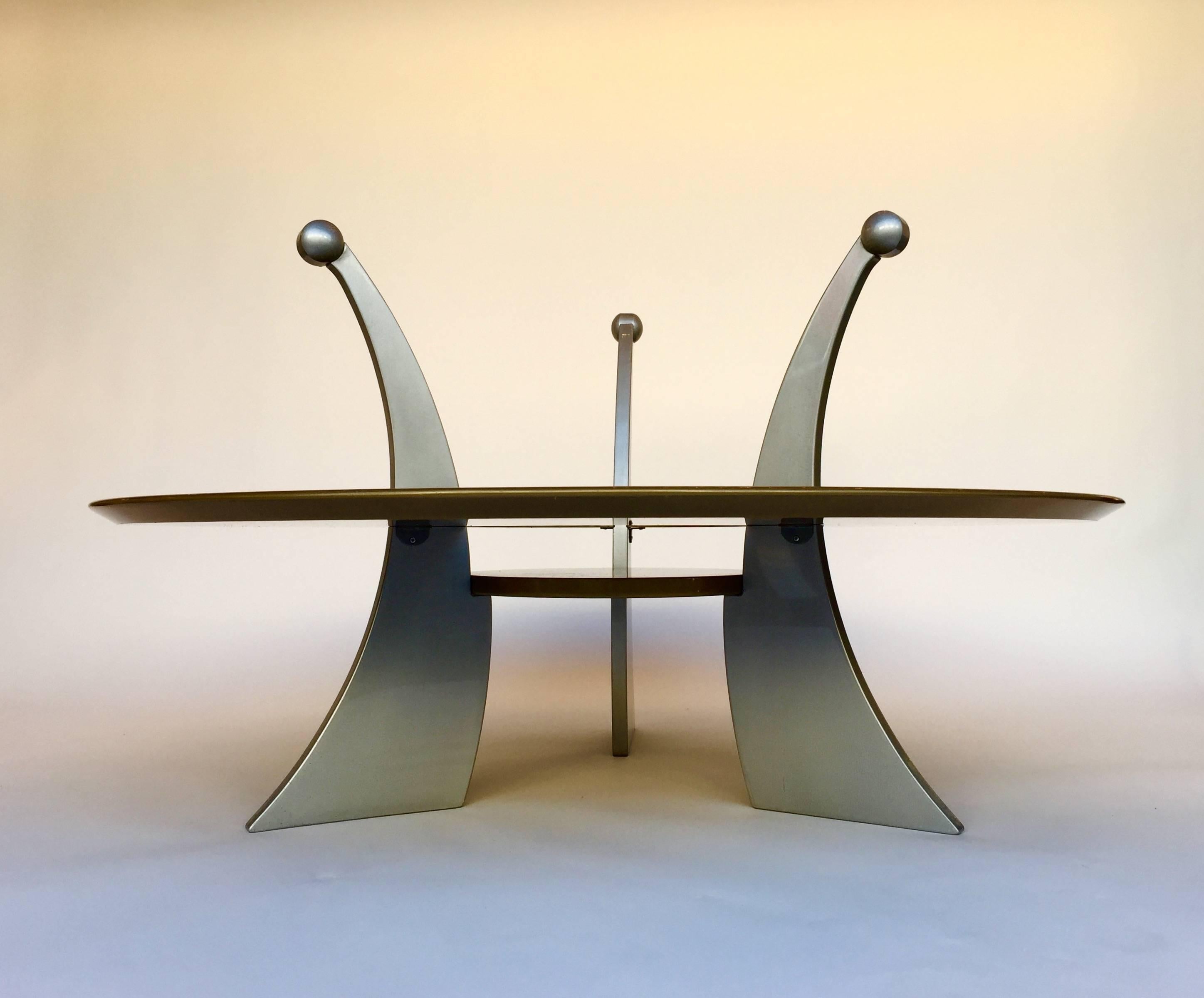 Table basse ou de cocktail orchidée ou orchidea de Massimo Morozzi. Mordoré et métal argenté laqué. Modèle sculptural très intéressant. Assez rare et peu d'édition dans les années 1980. Designer italien, Massimo Morozzi est l'un des fondateurs du