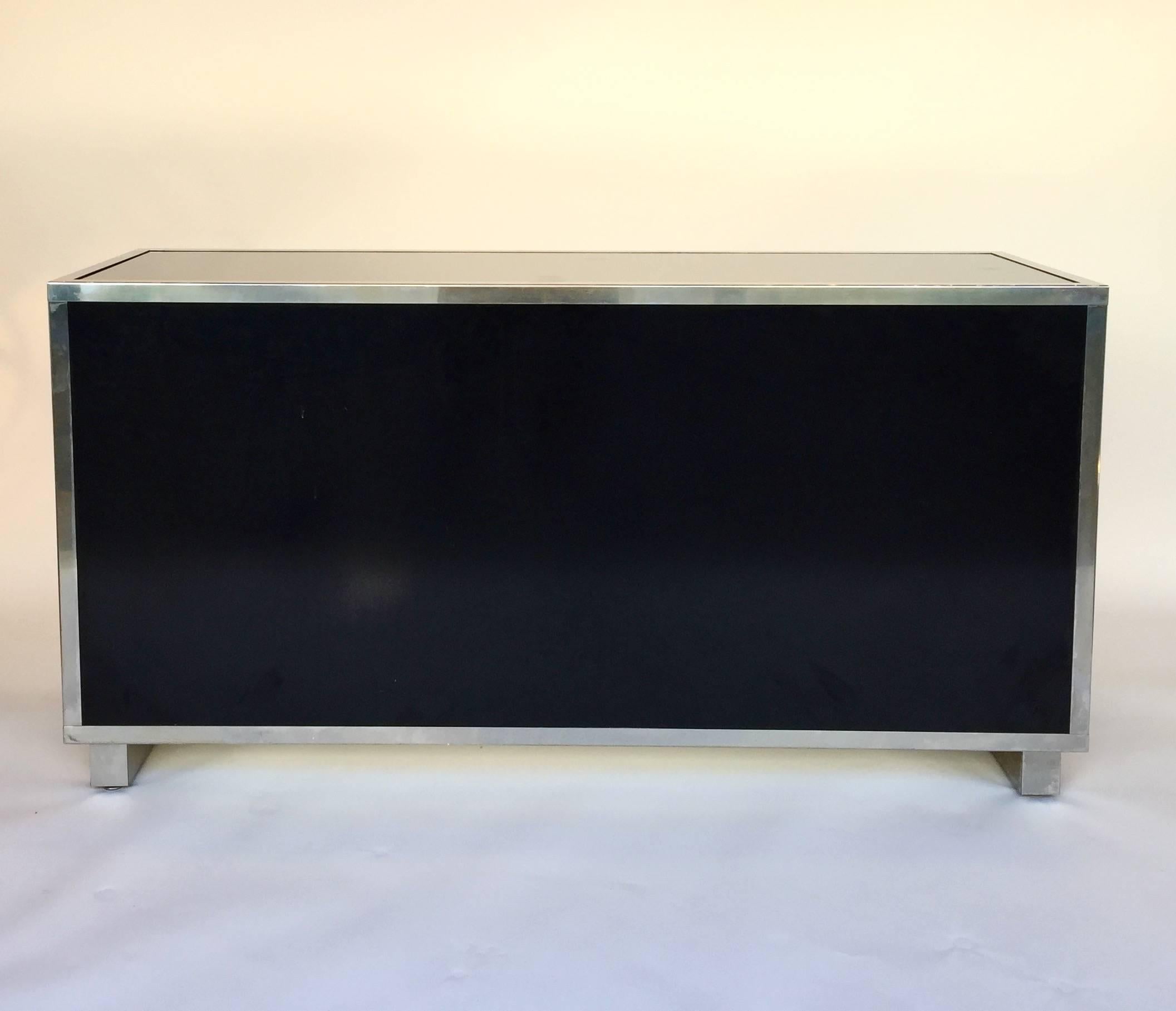 Very rare Mid-Century Modern sideboard buffet or credenza by Sandro Petti and Michel Pigneres in the 1970s. Compact model with four drawers and grey bleu mirrors absolutely unique, a special order. Circle with brass. Elegant and proportional modern