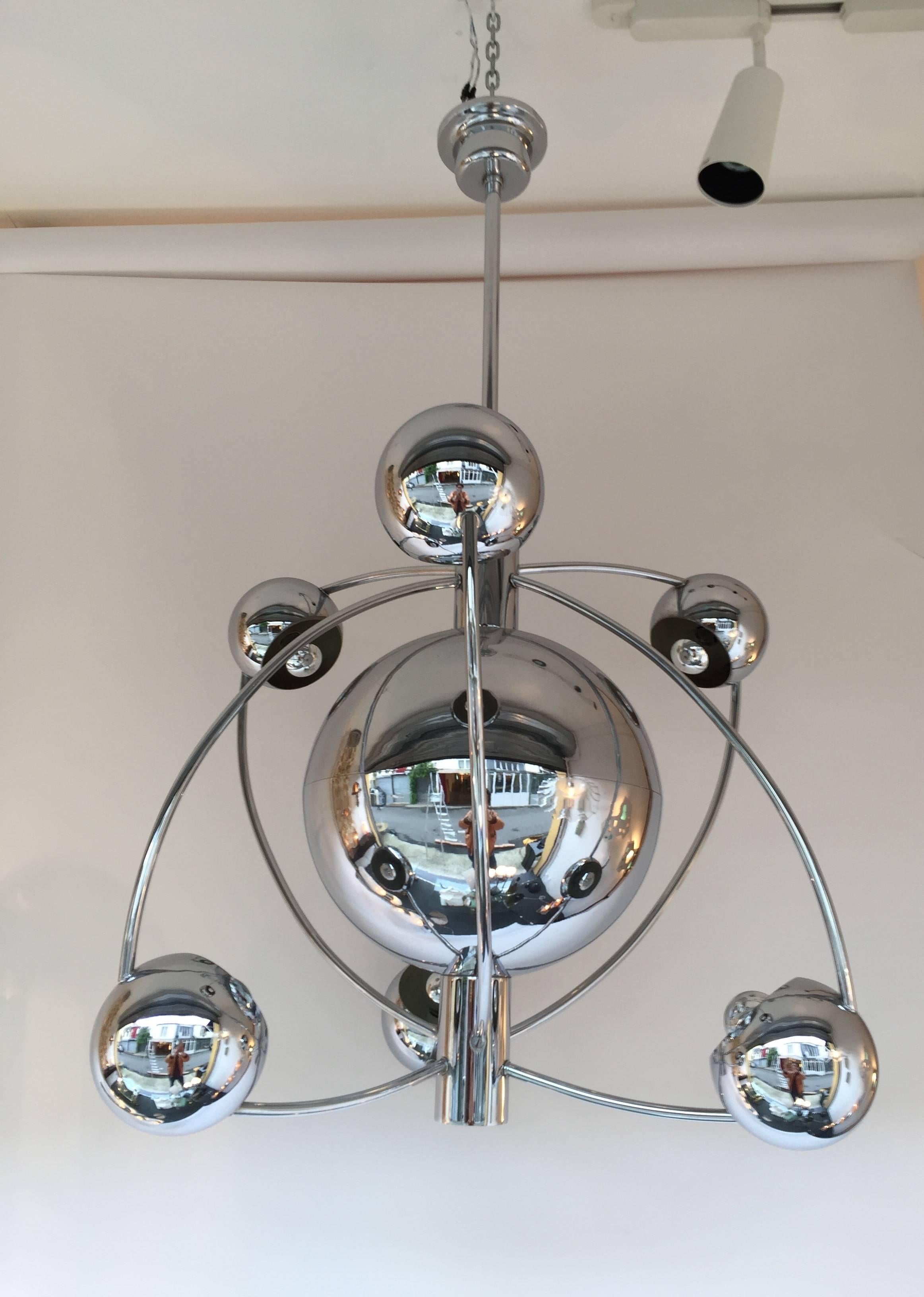 Astro satellite chandelier ceiling or pendant light in chrome metal, six-point of light around the central sphere by the editor Reggiani. An Italian design typical of the Space Age period. Reggiani is a famous maker like Gaetano Sciolari,