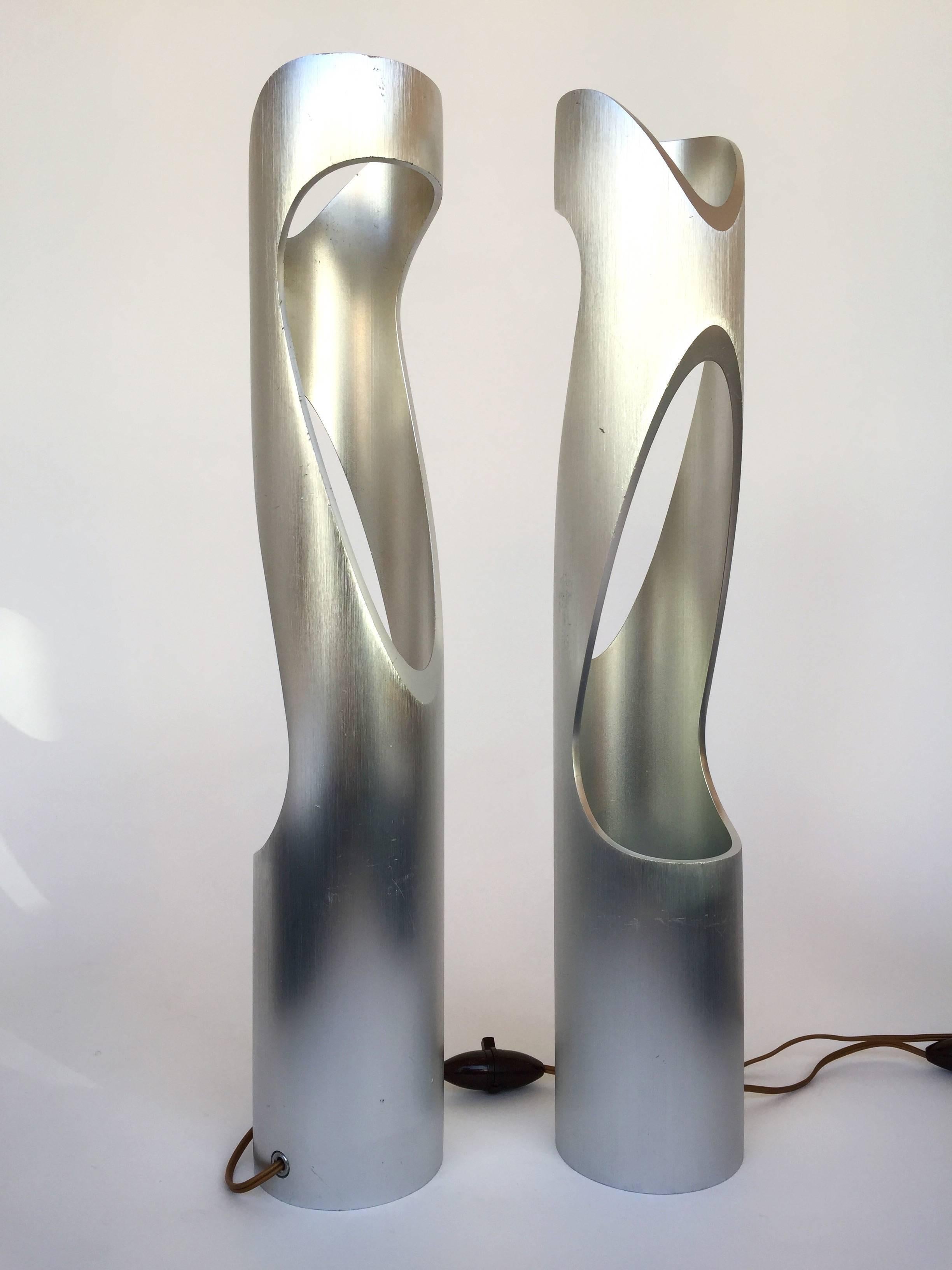 Pair of sculptural lamps in cast aluminium. An Italian design from the 1970s-1980s. This is a famous manufacture like Arteluce, Artemide, Reggiani, Sciolari. 