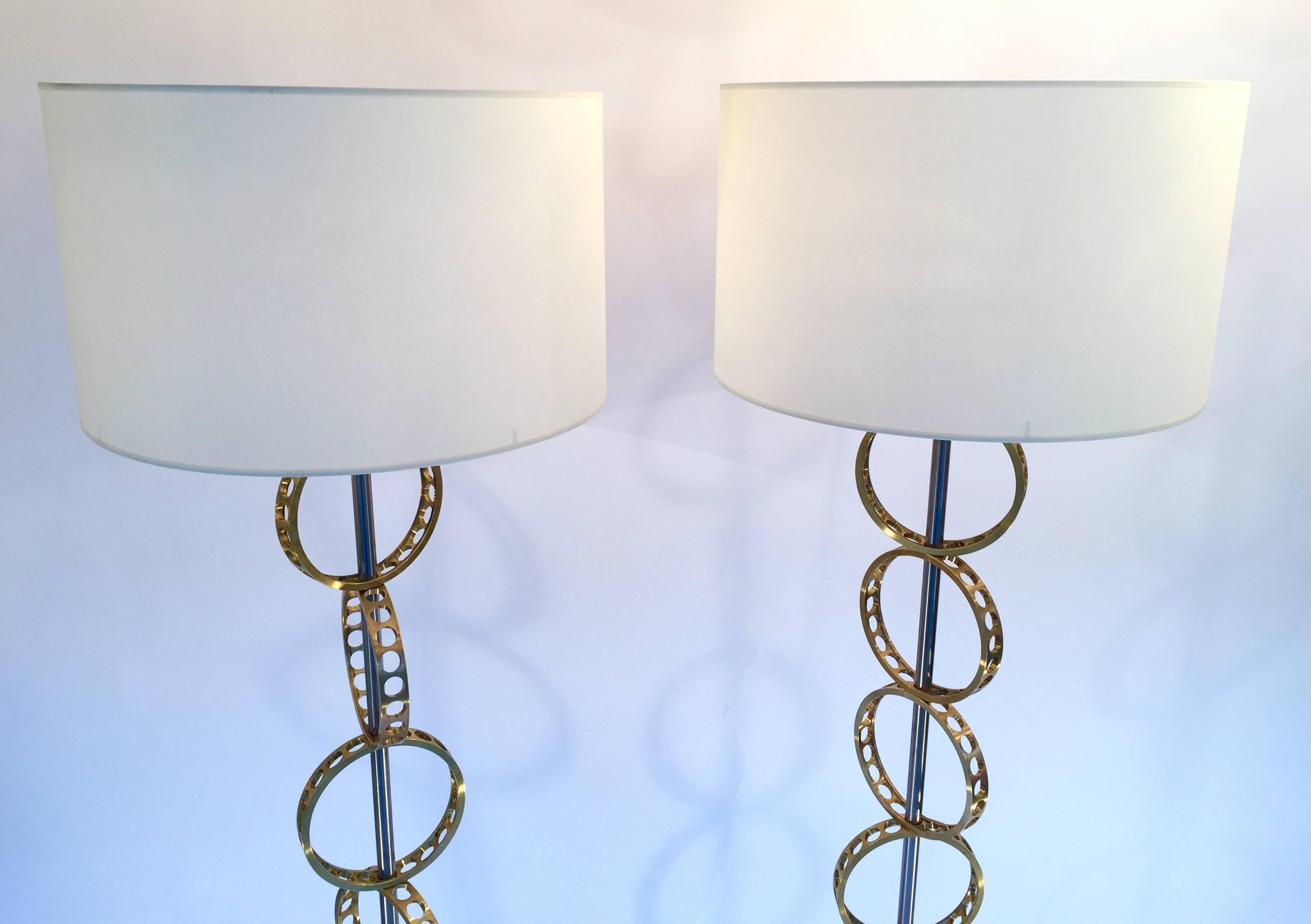 Contemporary pair of floor lamps lightning, construction of mobile concentric circle in brass. Each disc had a diameter of 18 centimeters. We can talk about a neo Industrial elegant and luxe style. An artisanal creation of quality.