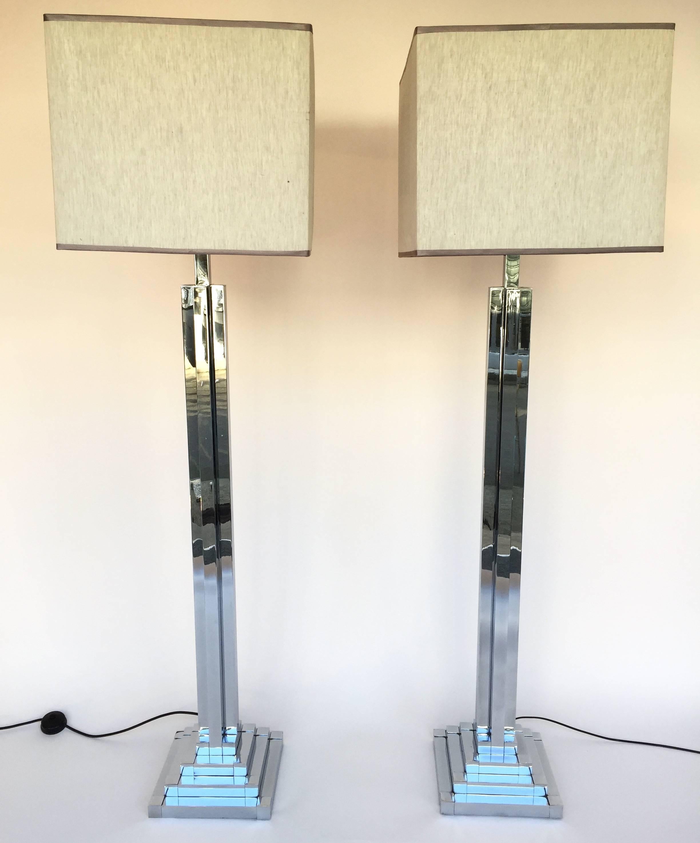 Rare model of Mid-Century Modern pair of pyramidal floor lamps in metal chrome by the designer Willy Rizzo for the editor Lumica. Great mirror finition. Original lampshade.