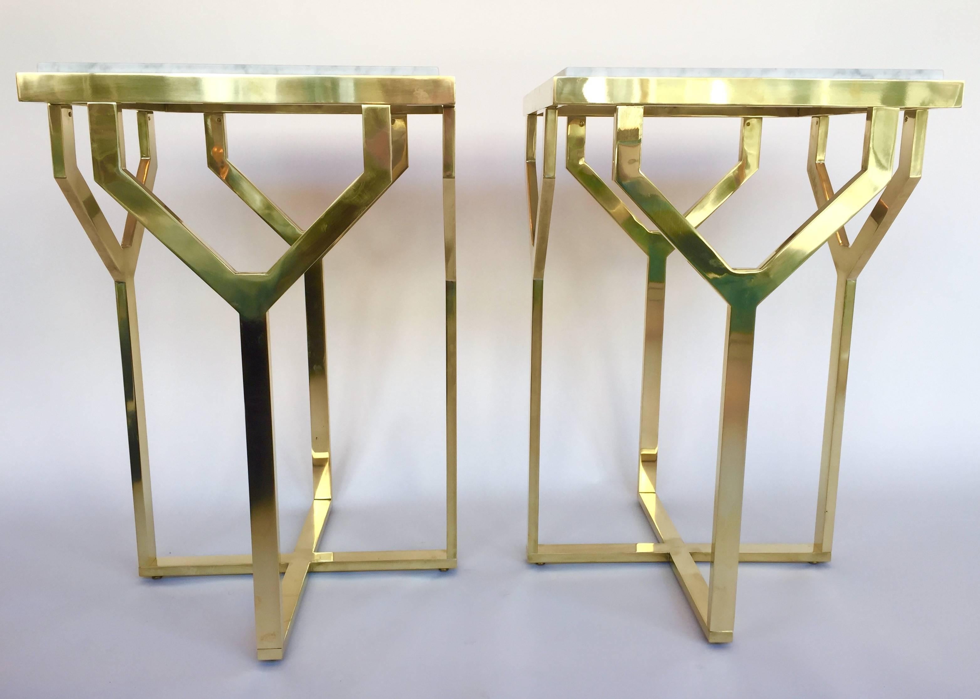 Nice pair of geometrical contemporary side end tables, nightstands or gueridon Y in natural brass with a Carrara marble top. Small Italian production, really exclusive and on order. Great workshop quality of making. All made in Italy. In Hollywood