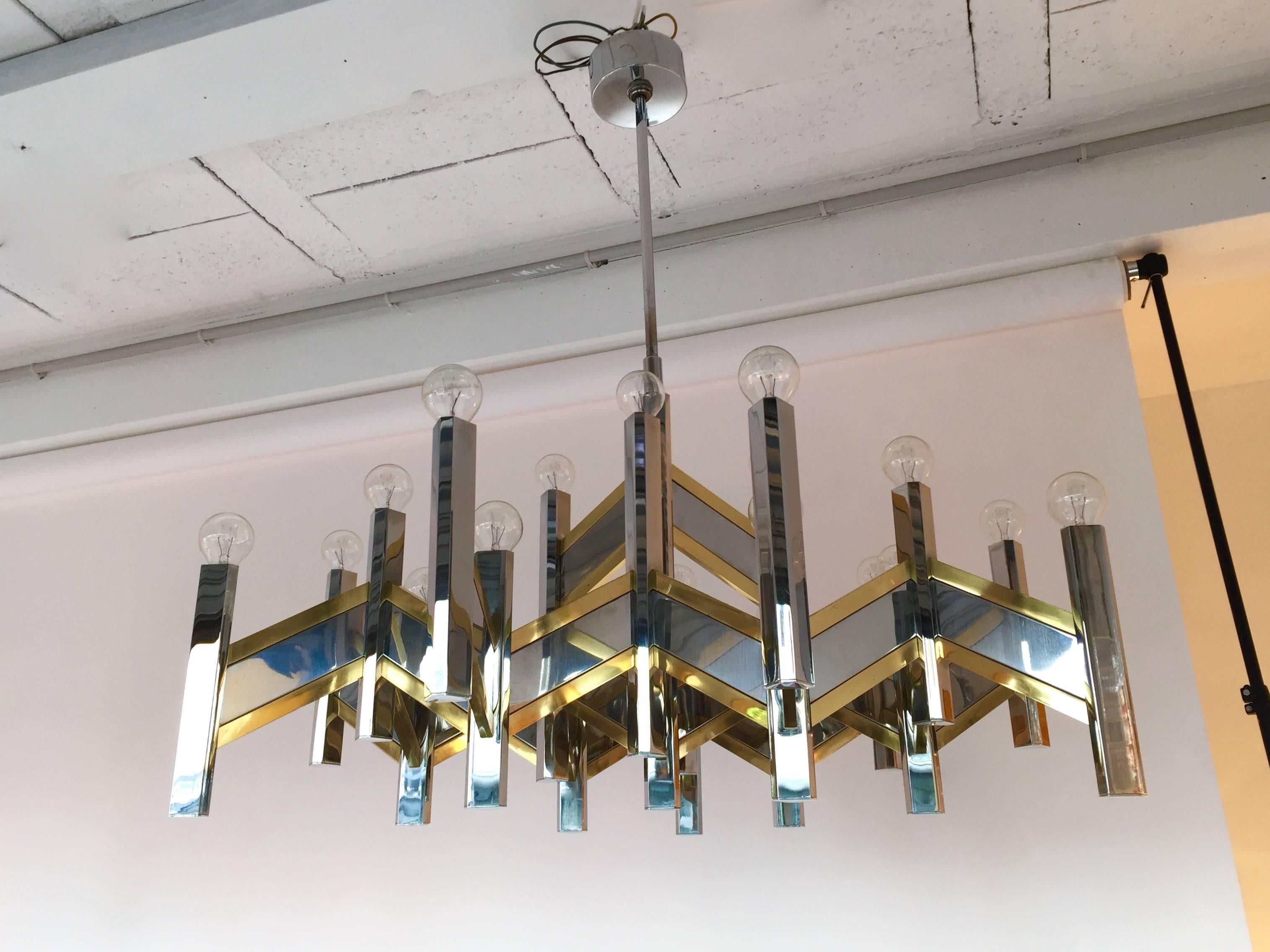 Important chandelier or ceiling pendant light by the model and diameter size. Very nice mix of metal chrome and brass. One of the best model of the designer Gaetano Sciolari. Original stamp inside the electric dome. Very nice condition, chine chrome