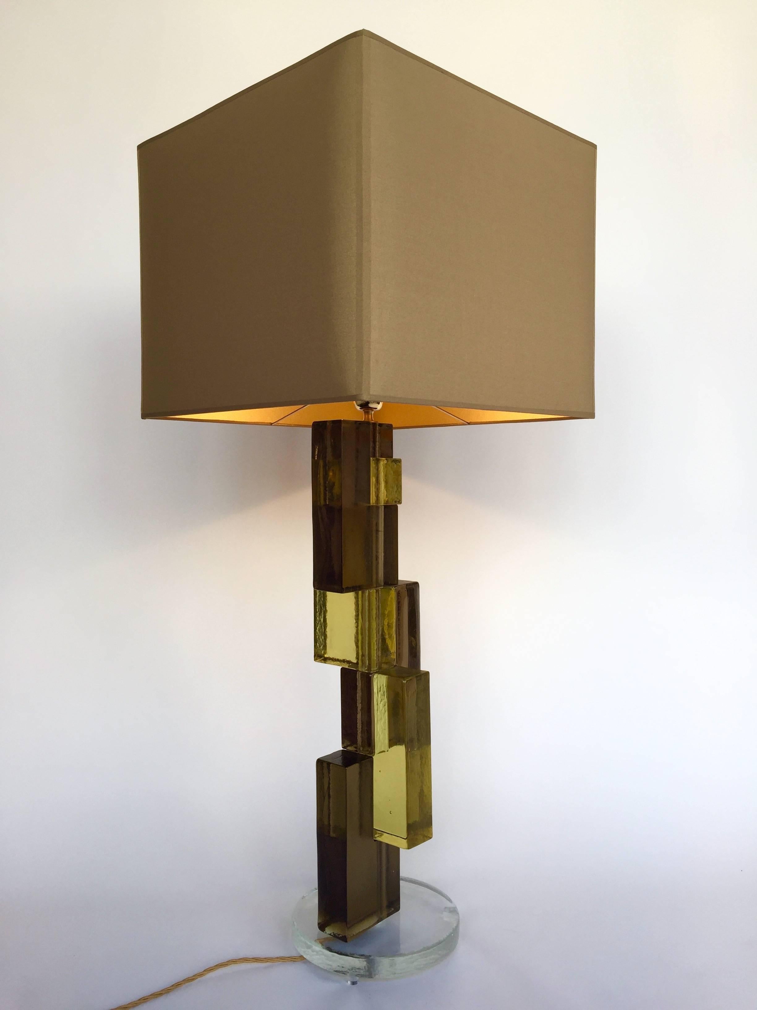 Huge cubic table  lamps in contemporary Murano pressed glass. Very quality glass block construction. Nice mix of smoke and yellow glass. In the style of Mazzega, Venini, Vistosi, Poliarte, Hollywood Regency, Aldo Carlo Nason

Height top of lamp