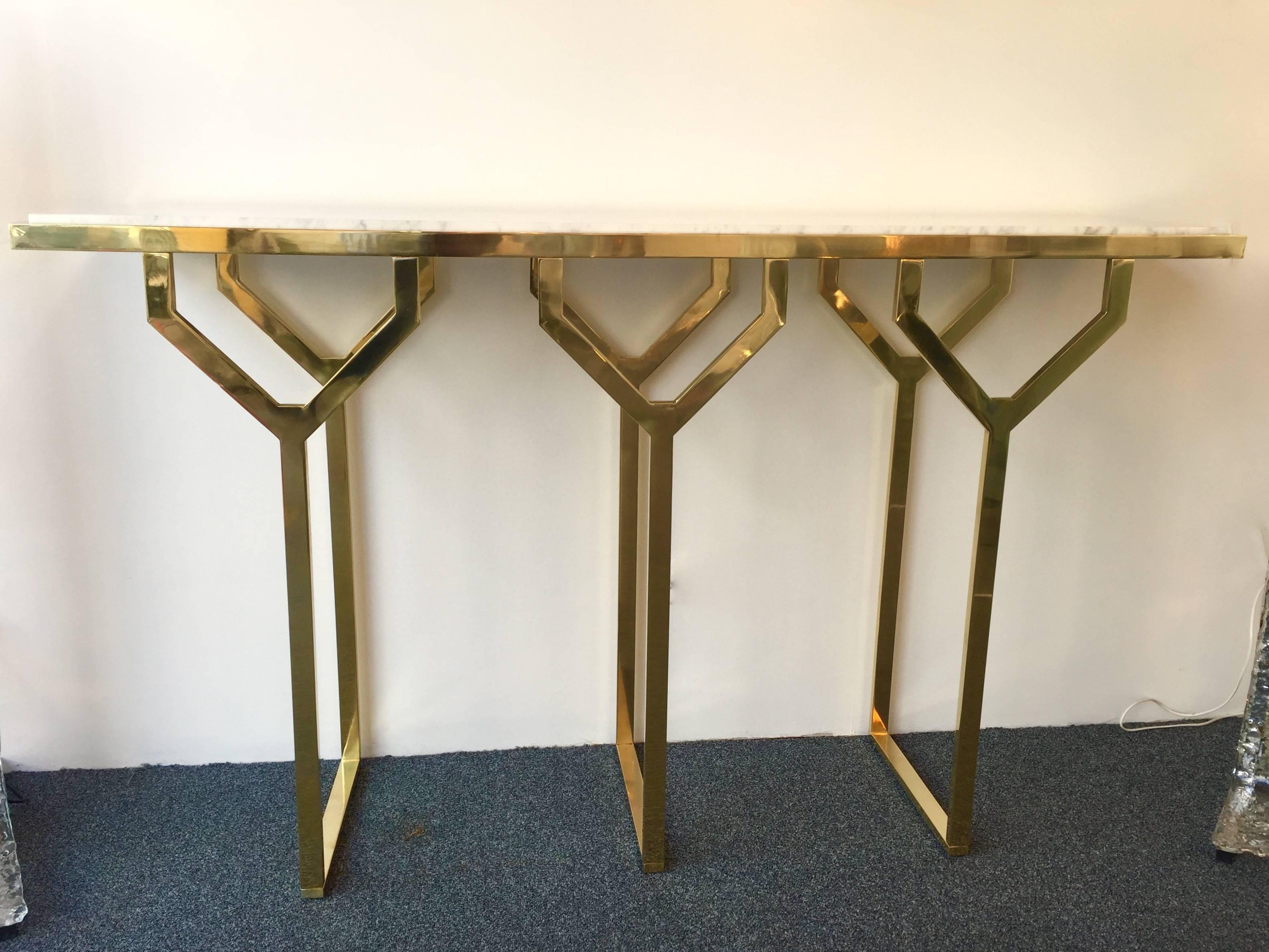Nice geometrical contemporary console table “Y” in natural brass with a Carrara marble top. Small Italian production, exclusive and on order. Great workshop quality of making. All made in Italy. Perfect proportion. In a Hollywood Regency, romeo