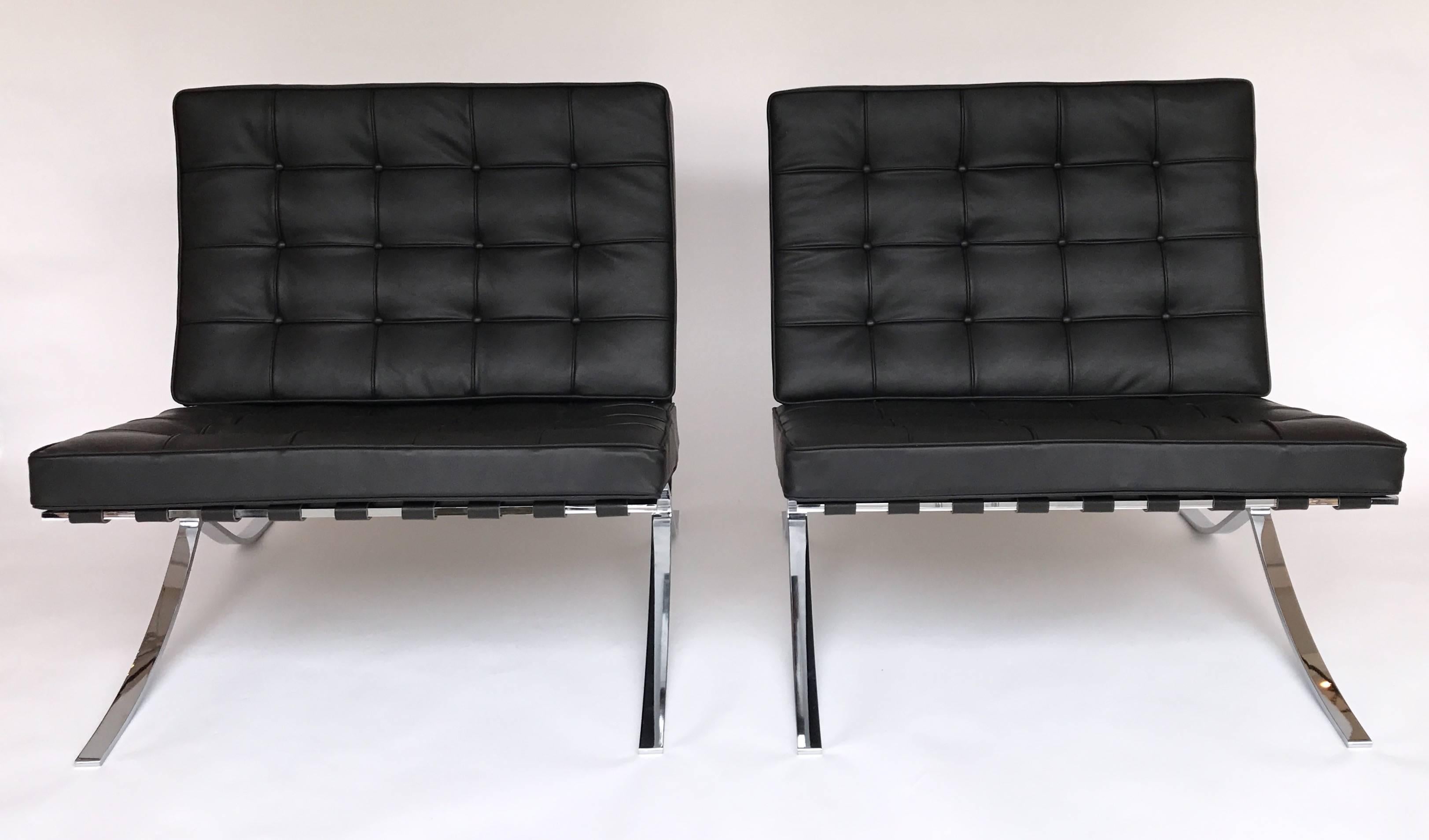 Pair of armchairs or lounge chairs model Barcelona in black leather by the designer Ludwig Mies van der Rohe for the editor Knoll. Iconic chair of the 20th century design. Engraved in metal Knoll Studio signature of Mies Van der Rohe. Excellent