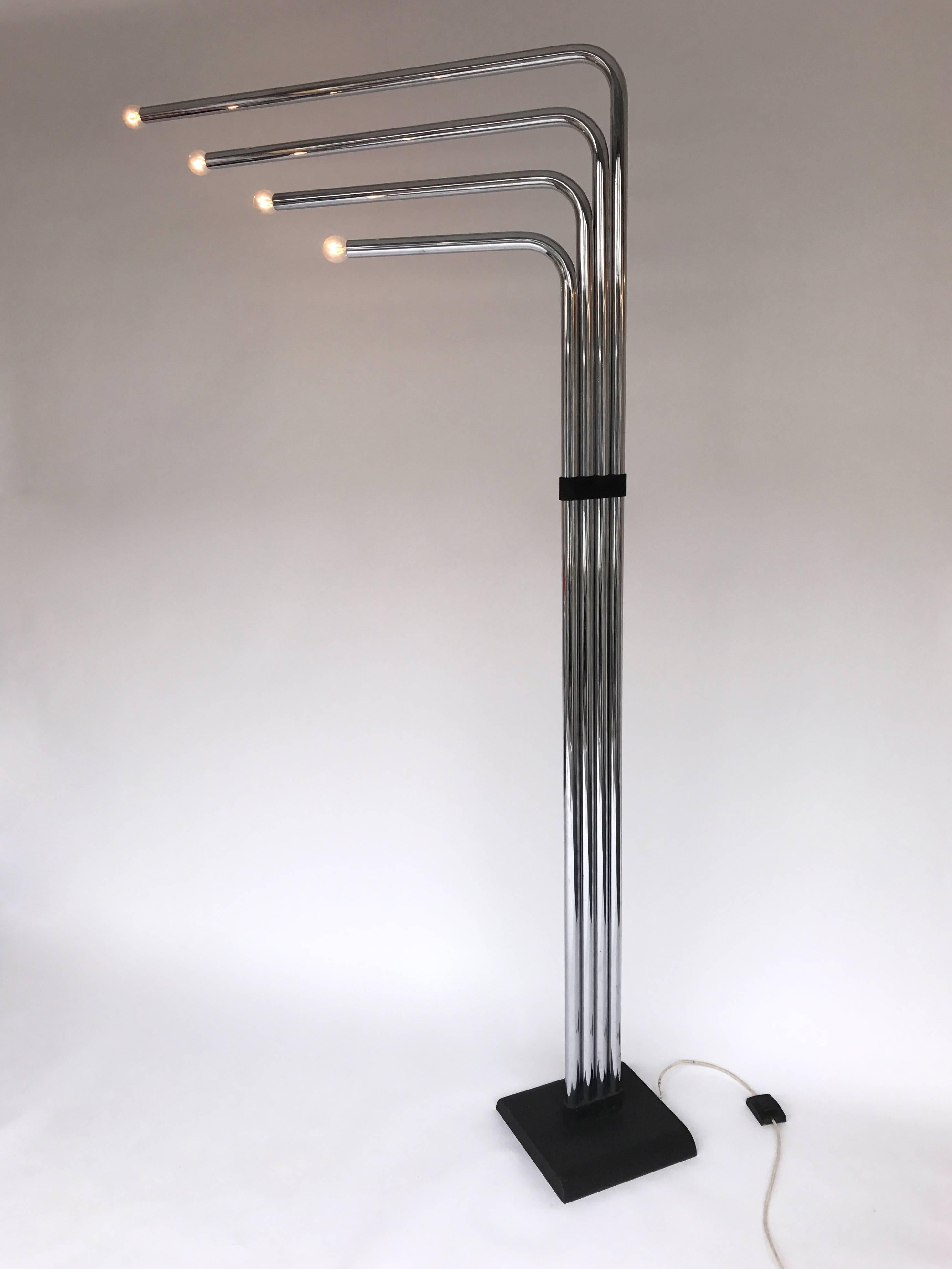Architectural floor lamp in metal chrome by the editor Reggiani. Icon of the Italian design. The tallest lamp of the editor, four modular arms and lights, very sculptural. It’s a famous maker like Sciolari, Artemide, Stilnovo during the 1970s-1980s.