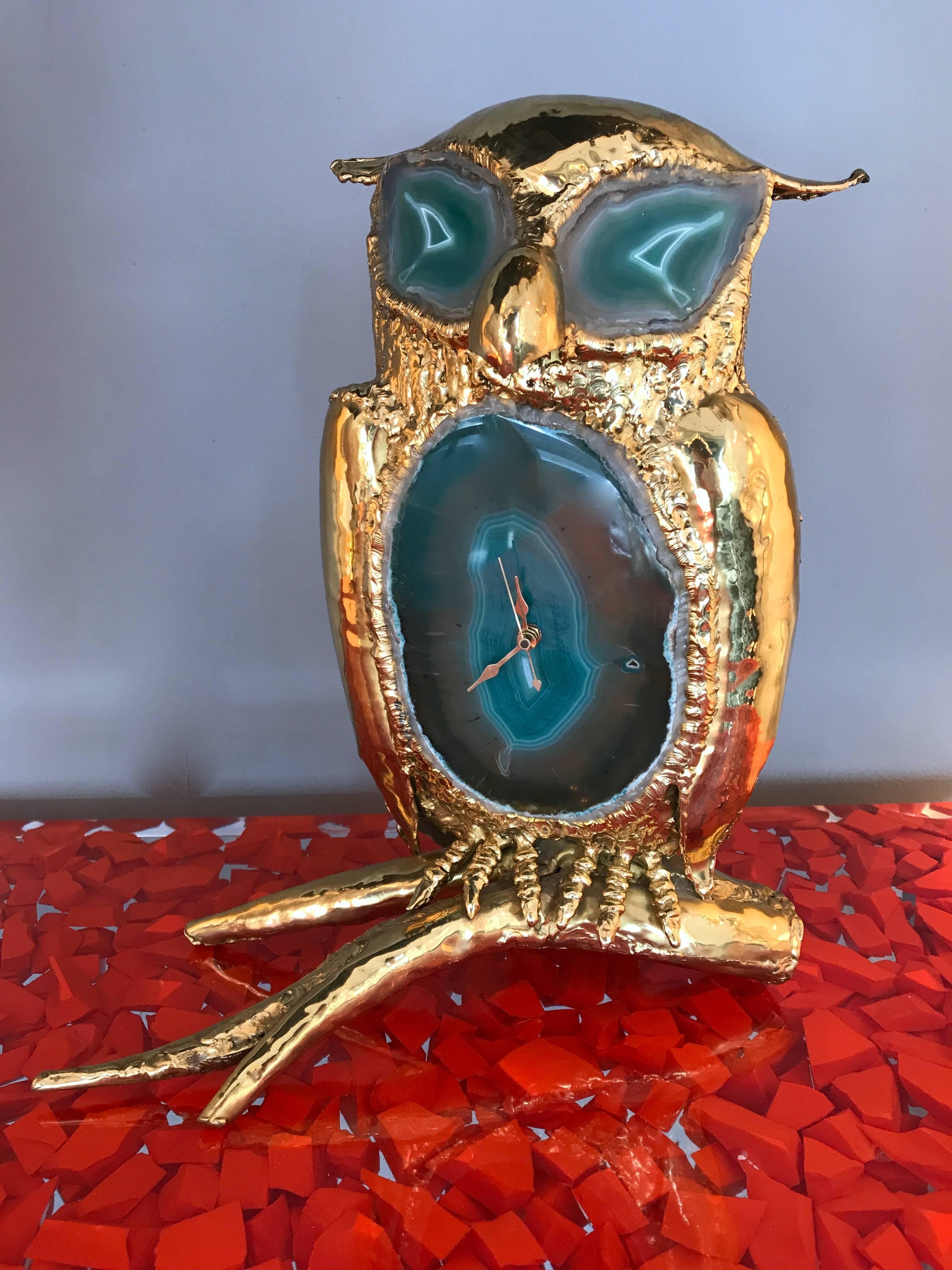 Rare owl lamp and clock by the artist Henri Fernandez for the confidential manufacture Maison Honoré in Paris. Brass and blue agate natural stone. Perfect condition, clock work perfectly. Maison Honoré was famous for animal, vegetal lightning and