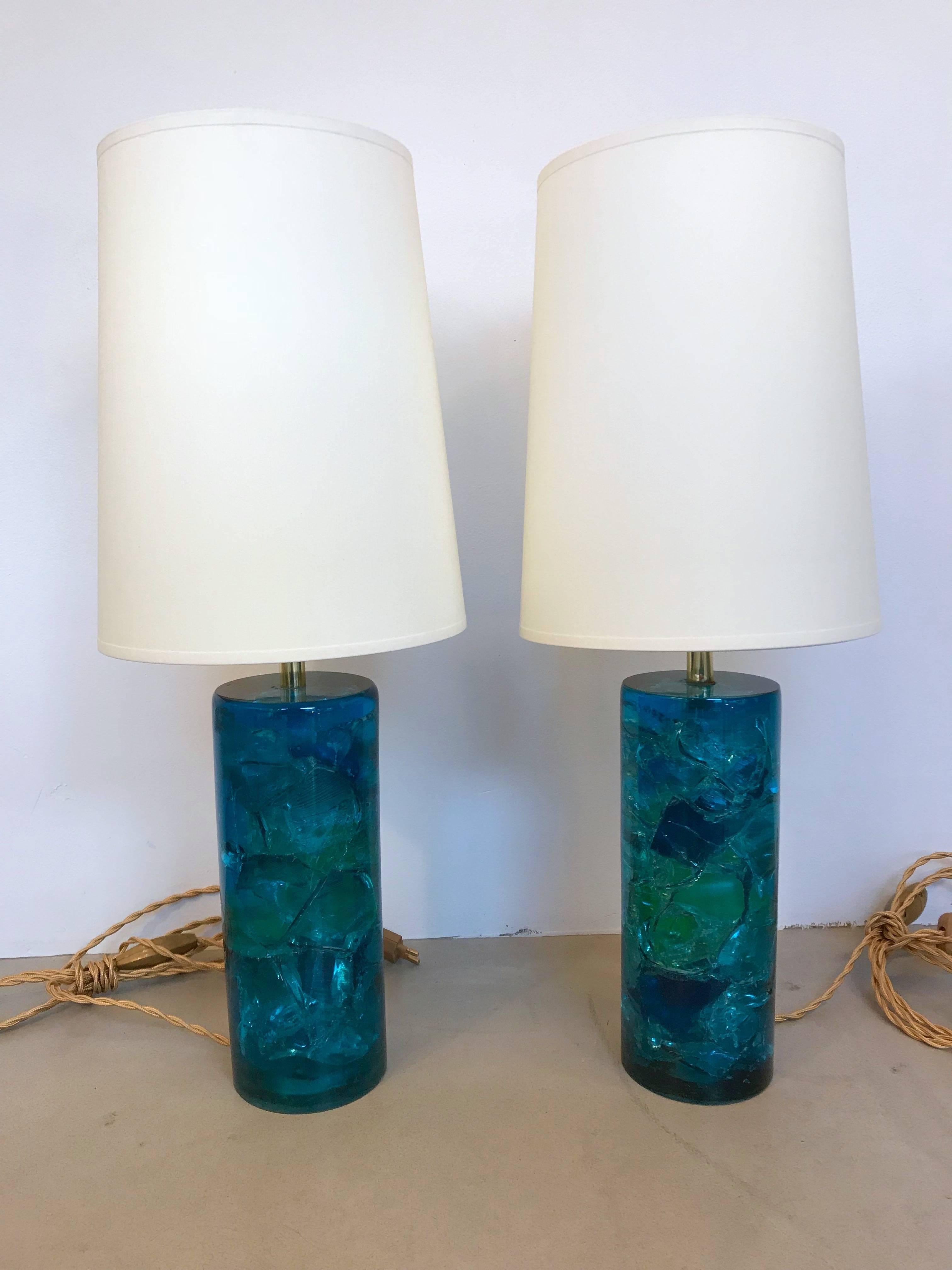 Pair of bedside or table lamps rare bleu fractal resin. In the manner of Pierre Giraudon, François Godebski, Marie Claude Fouquières. Measure: Height resin sculpture 23 cms.