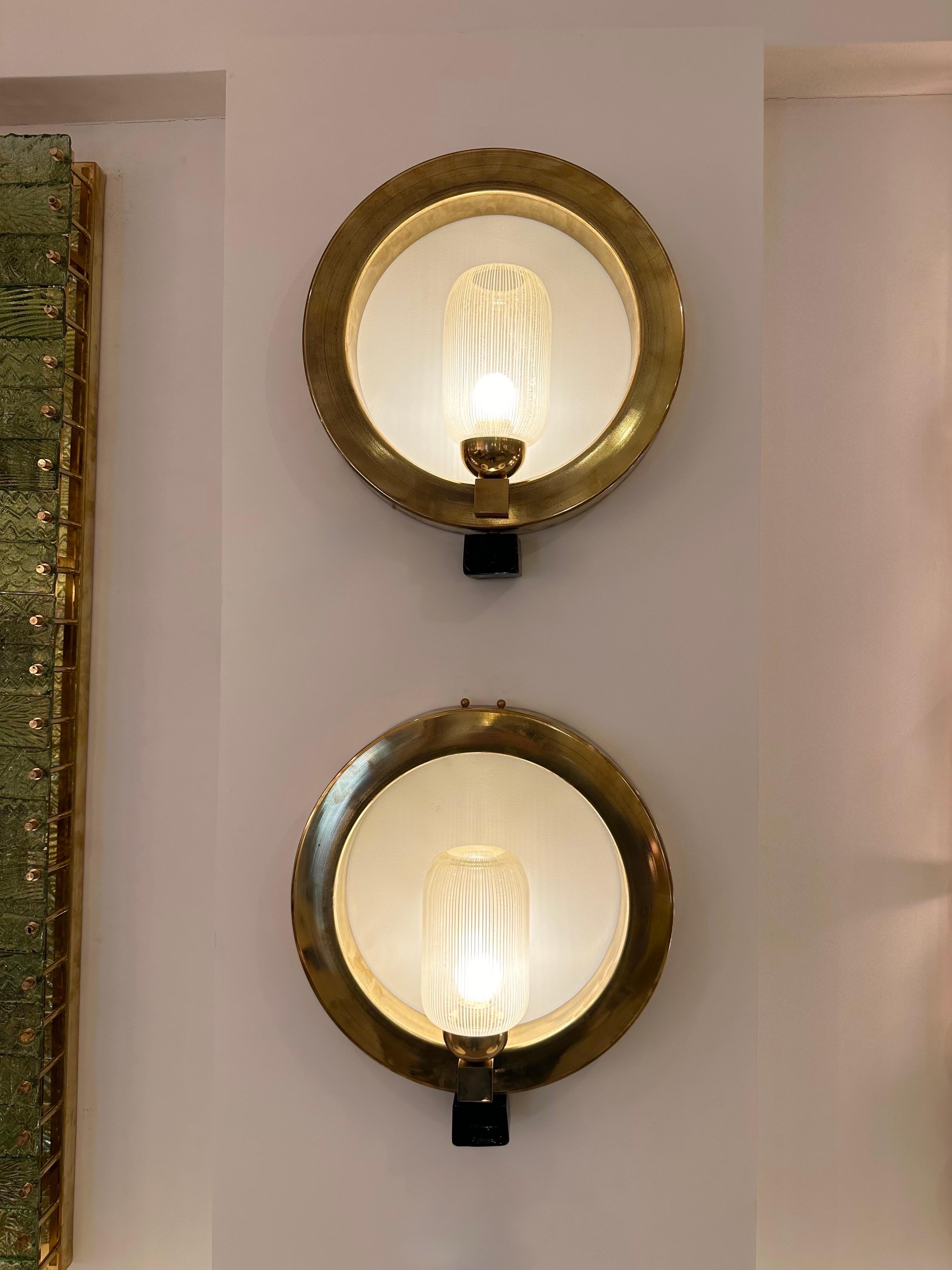 Paire d'appliques contemporaines en laiton et verre de Murano, Italie en vente 7