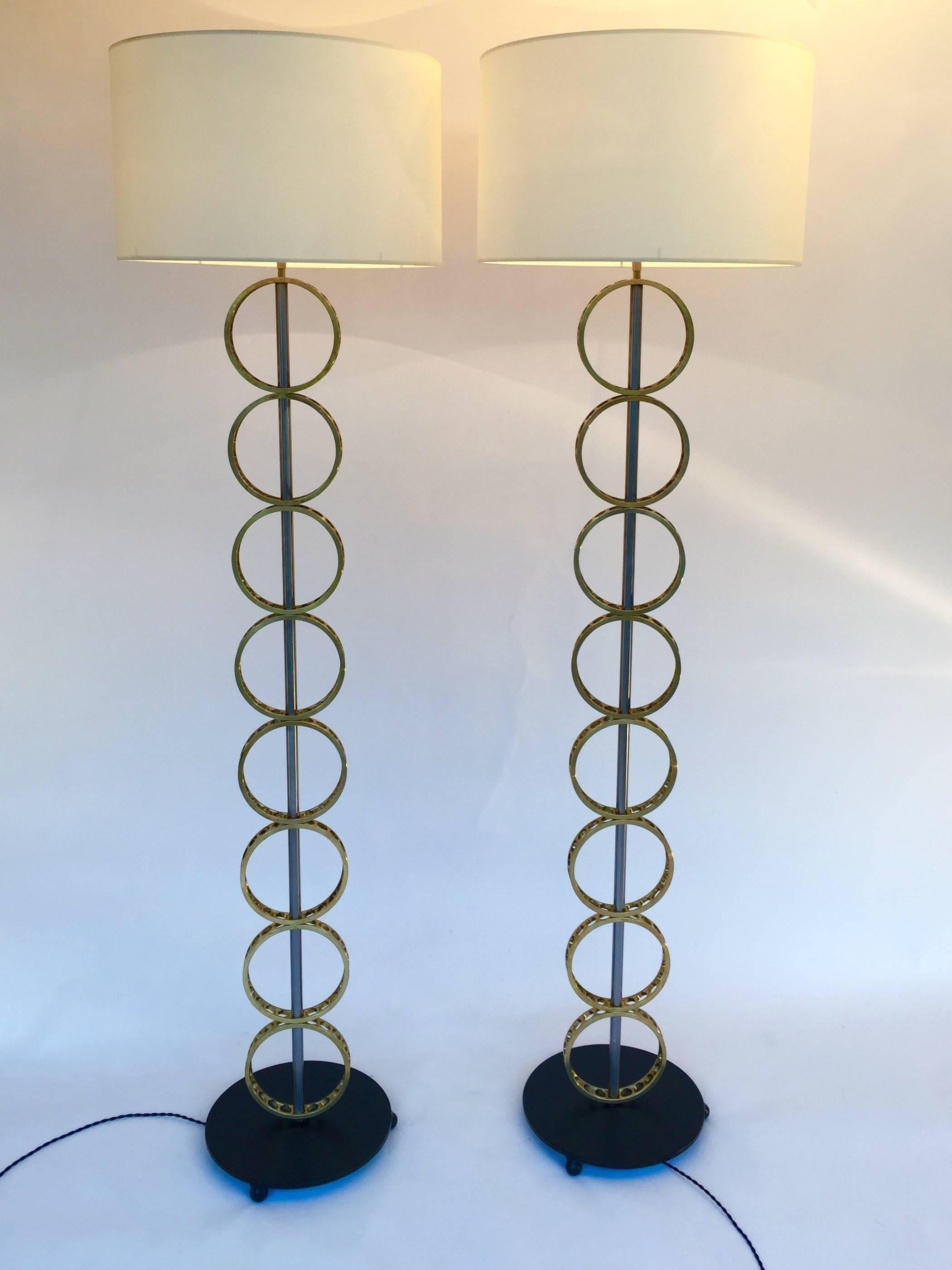 Industriel Paire de lampadaires circulaires contemporains en laiton, France en vente