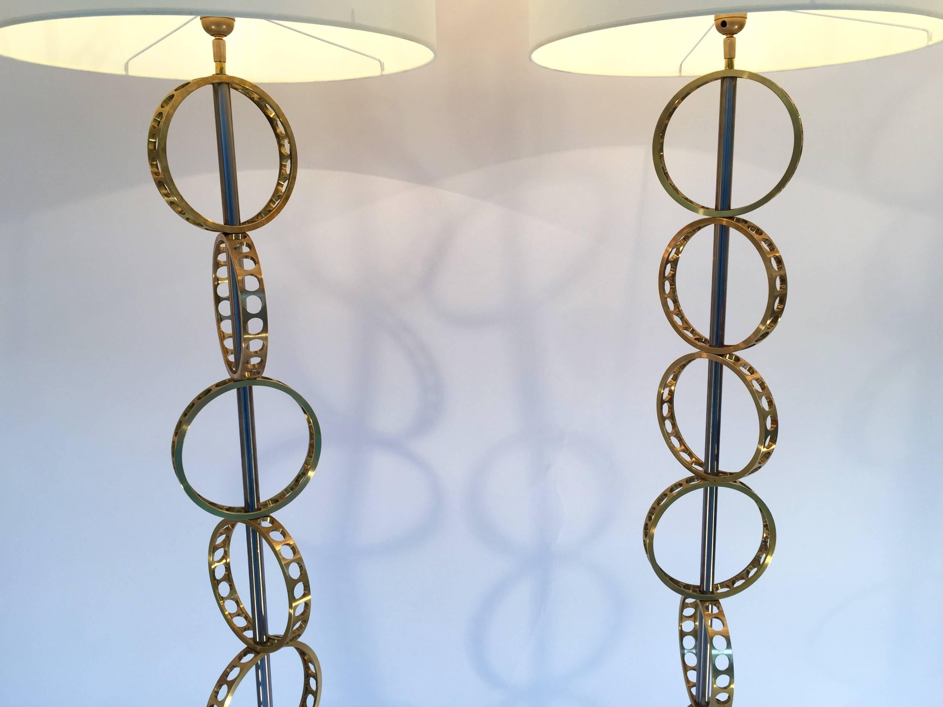 XXIe siècle et contemporain Paire de lampadaires circulaires contemporains en laiton, France en vente