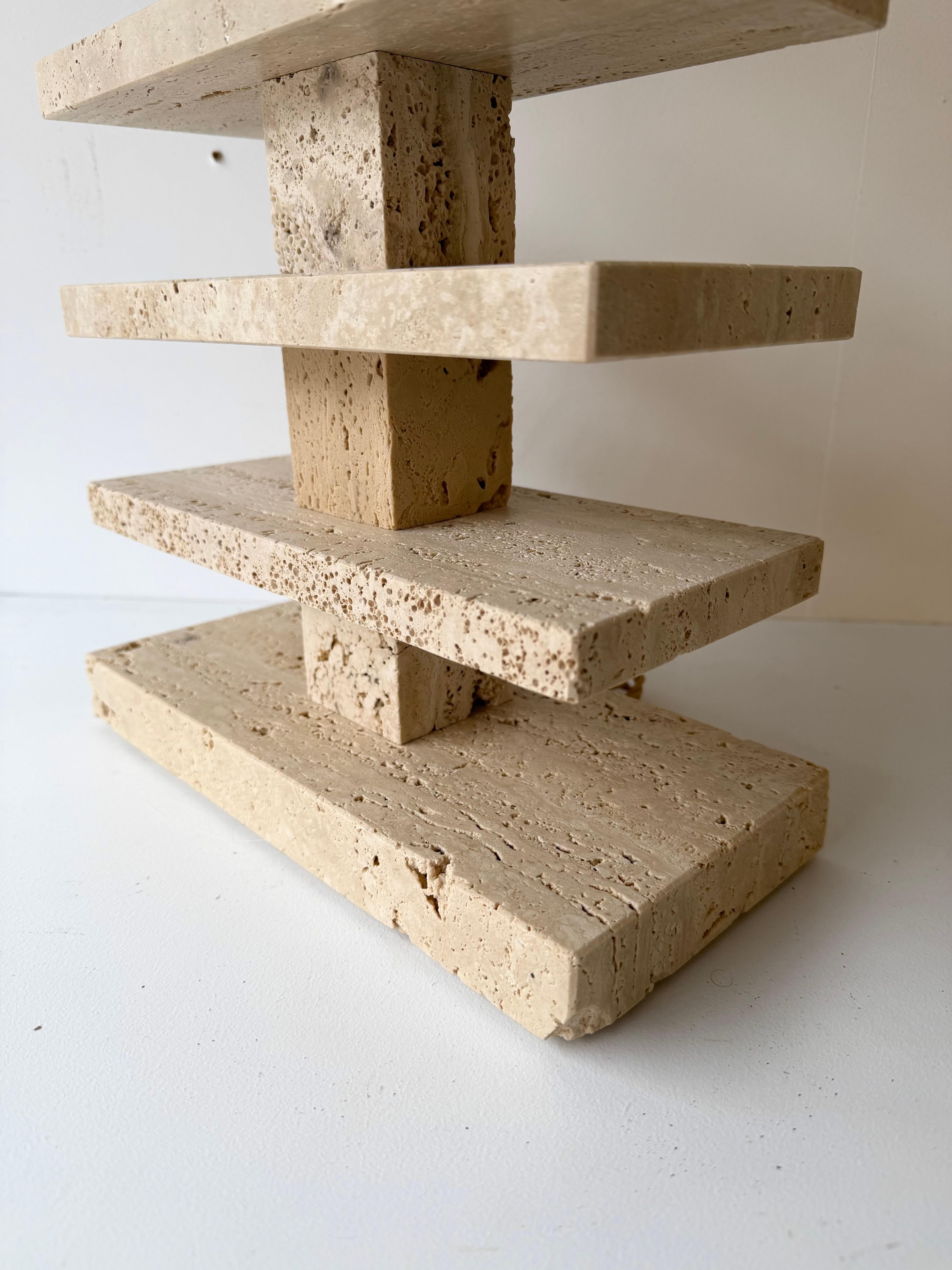 Coppia contemporanea di lampade a lama in travertino e paralumi in ottone. Italia in vendita 5