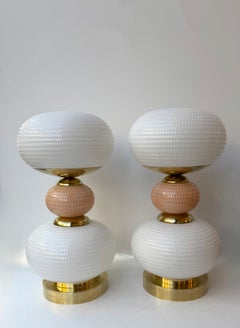 Coppia di lampade contemporanee con bulbi testurizzati in ottone e vetro di Murano, Italia