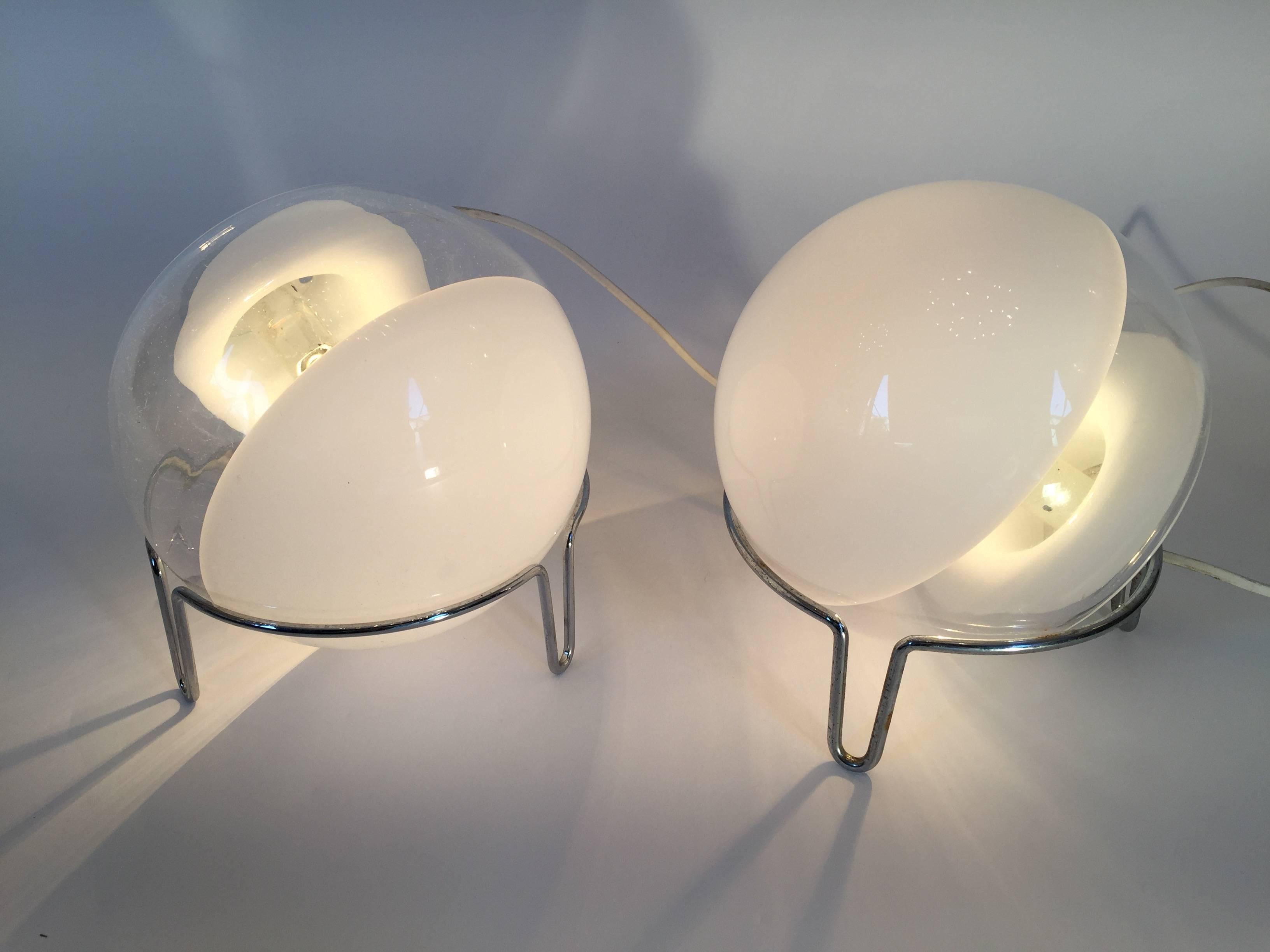 Mid-Century Modern or Space Age pair of bowl table or bedside lamps by the designer Angelo Mangiarotti for the editor Skipper. White Murano blown glass and metal chrome base. The lamps are positioned in all directions. Famous editor and designer