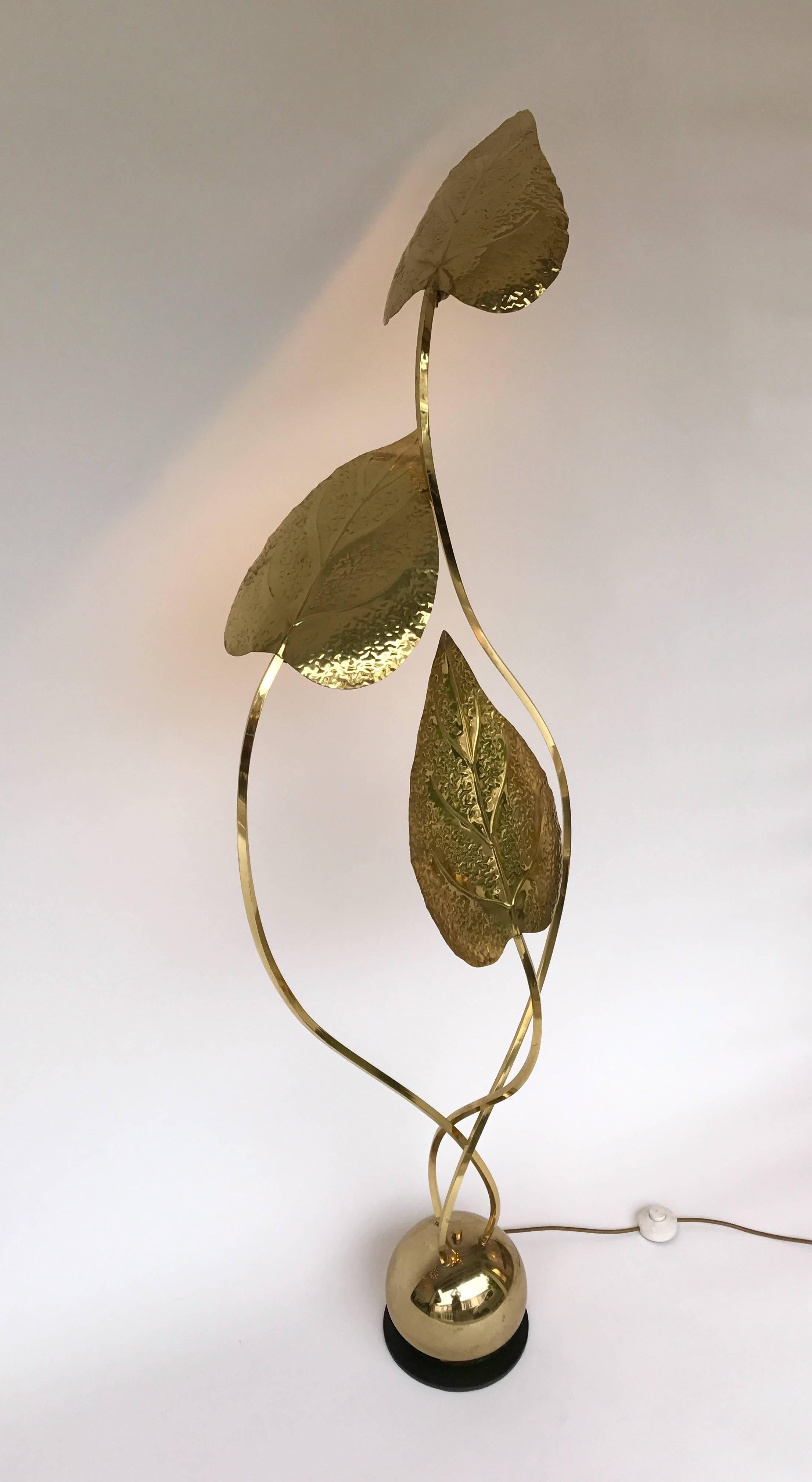 Nice model of Tommaso Barbi brass vegetal floor lamp. Interesting and decorative ball base. The leaves can be disassembled for shipping. Famous manufacture like Maison Jansen for the palm sconces and tree or Maison Baguès.