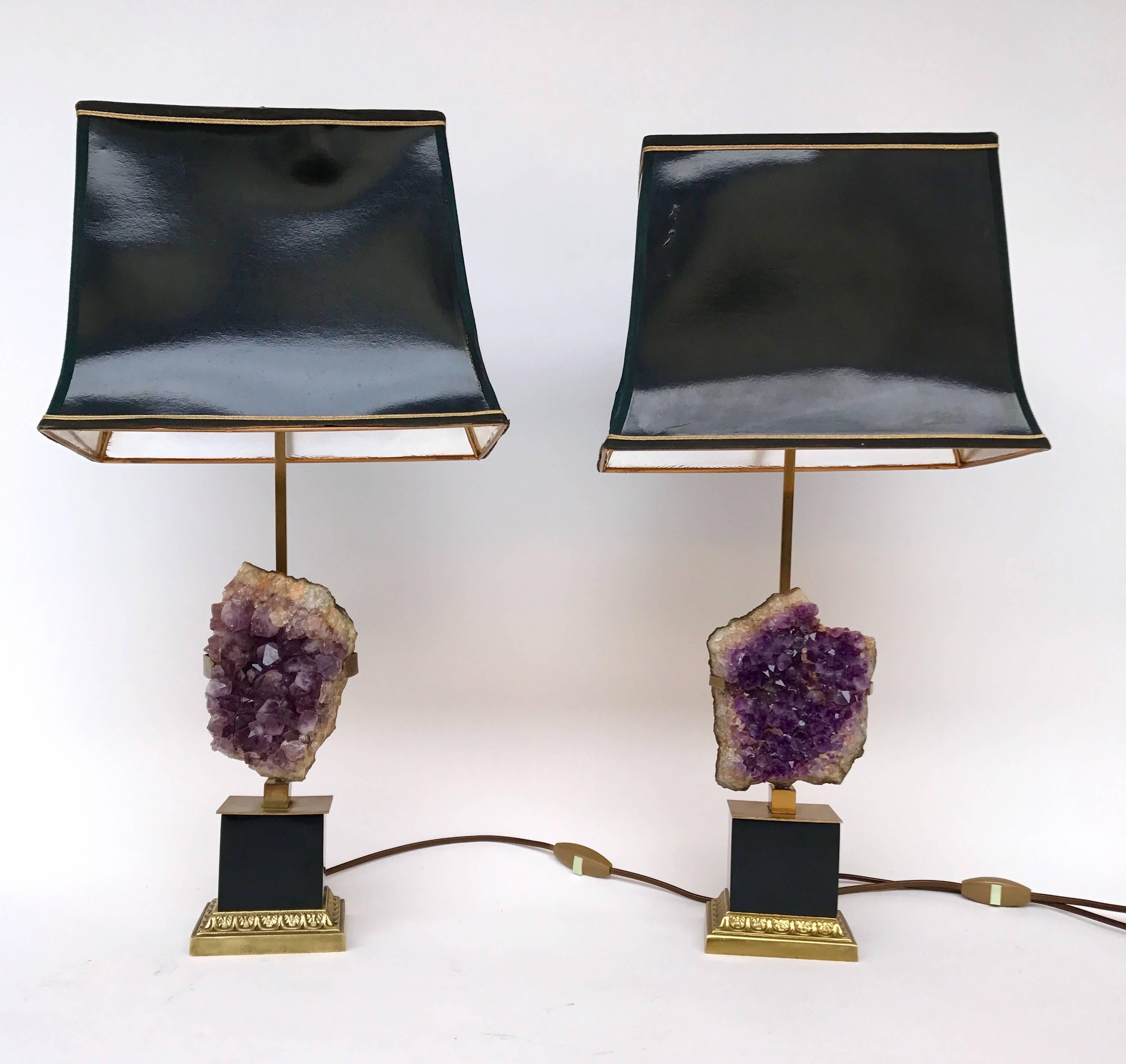 Elegant pair of table, bedside lamps in a neoclassical or curiosity cabinet style very 1970s with natural amethyst, the stone like the quartz or rock crystal was used in the 70s lights. Original lampshade. Attributed to Maison Jansen famous
