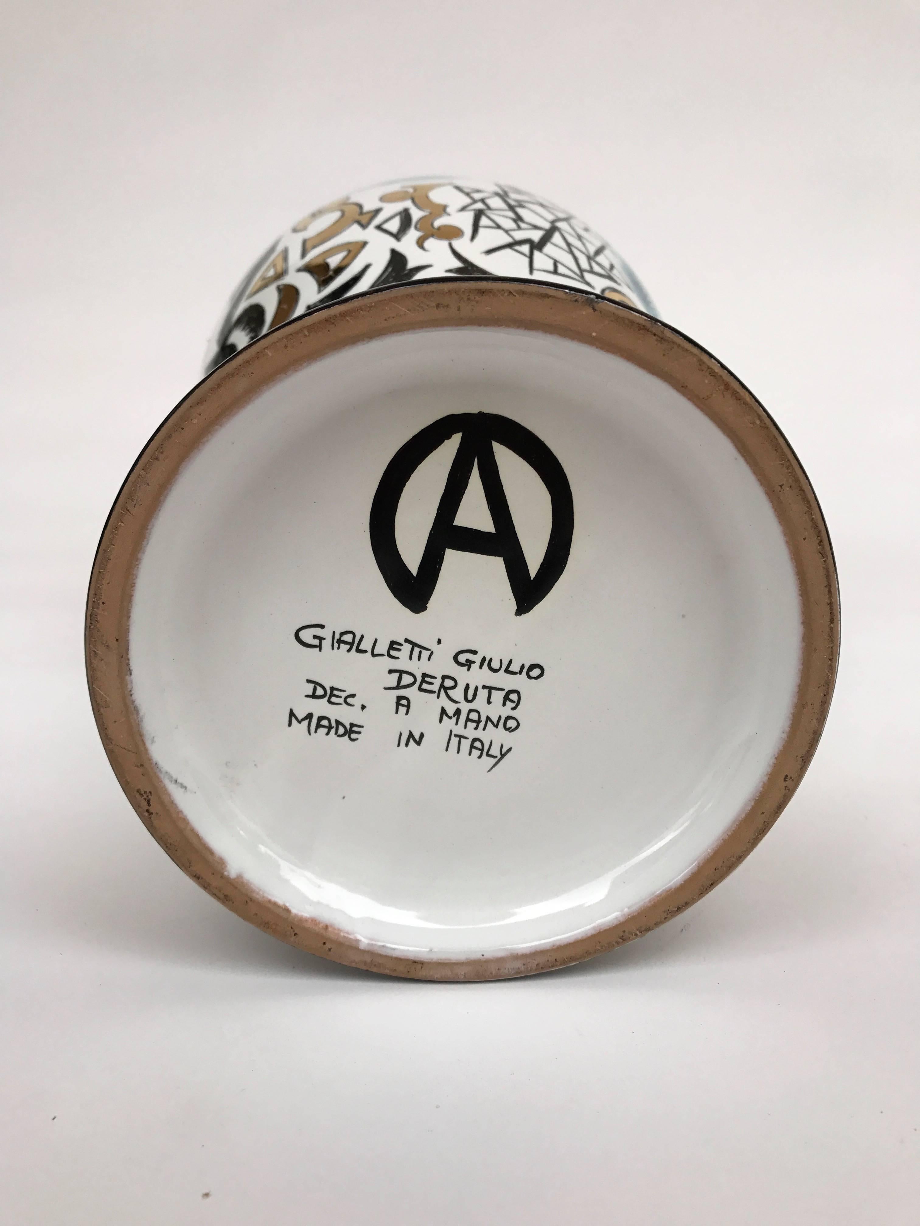 Vaso in ceramica contemporanea disegnato a mano dall'artista Antonio Cagianelli per il ceramista Giulio Gialletti di Deruta. Antonio Cagianelli lavora al Vanité da più di 20 anni. Ottimo lavoro sul simbolo Vanité, teschio, piuma d'uccello, disegno