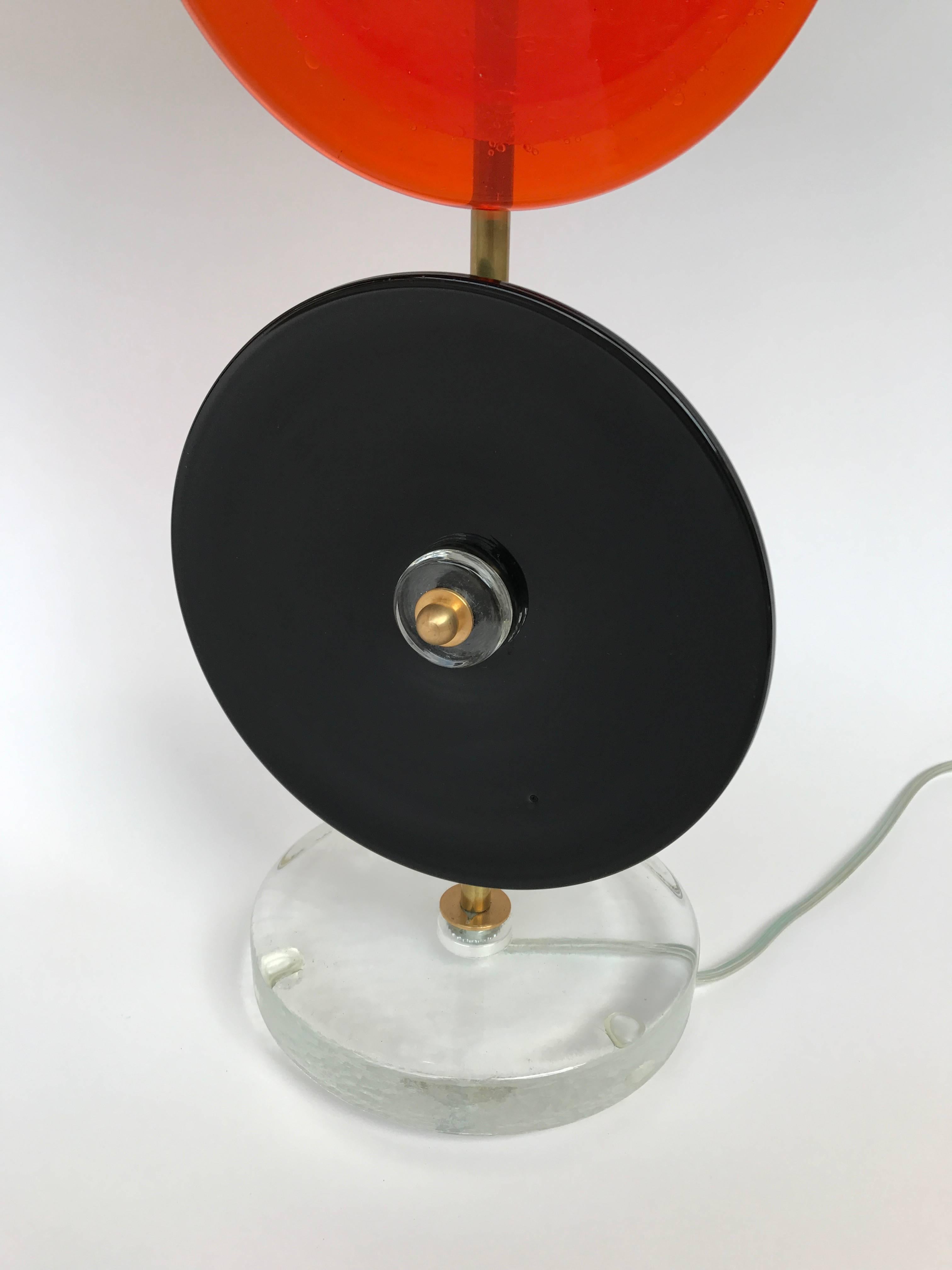 Contemporary pair of table or bedside lamps, red and black Murano pressed glass disc, brass structure. Work in the style of Vistosi, Venini, Mazzega, La Murrina, Aldo Carlo Nason.

Demo shades are not included. Measurements indicated with demo shades