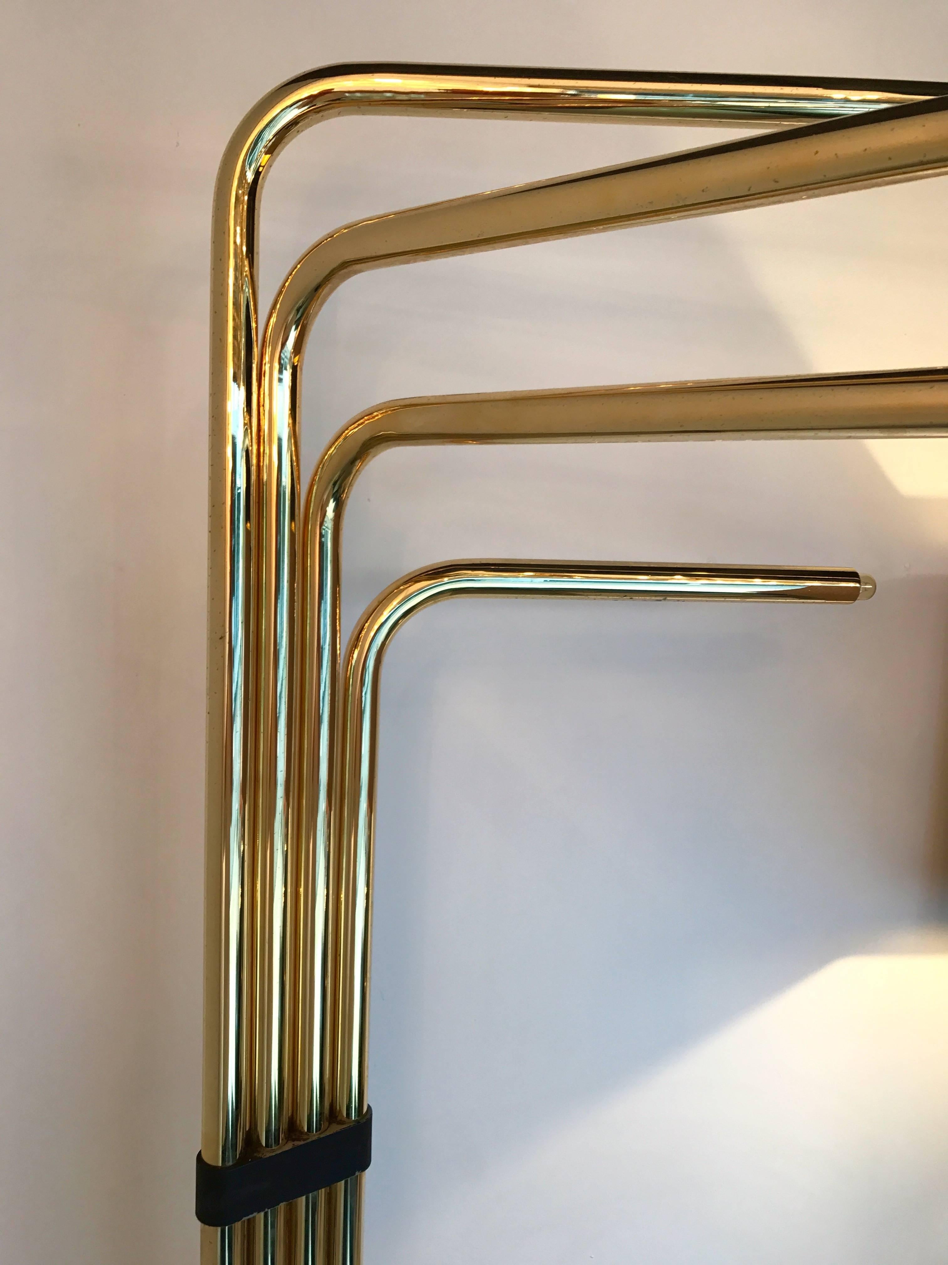 Architectural floor lamp in less courant brass version by the editor Reggiani. Icon of the Italian design. The tallest lamp of the editor, four modular arms and lights, very sculptural. It’s a famous maker like Sciolari, Artemide, Stilnovo, Stilux