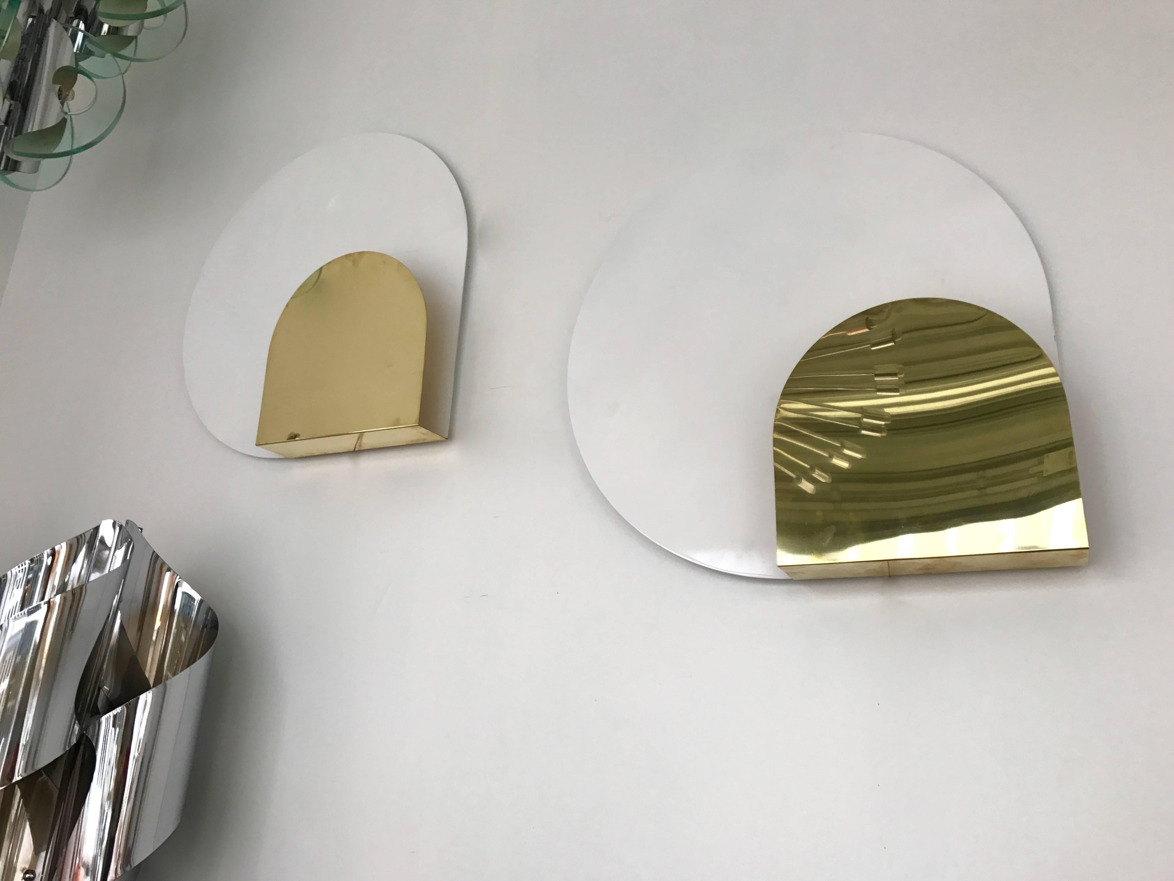 Pair of sconces or wall lights by the designer Pia Guidetti Crippa for the editor Lumi. White lacquered metal disc, brass shade for front part. Simple and elegant design. Famous manufacture like Luci, Sciolari, Reggiani, Stilux, Artemide, Arteluce,