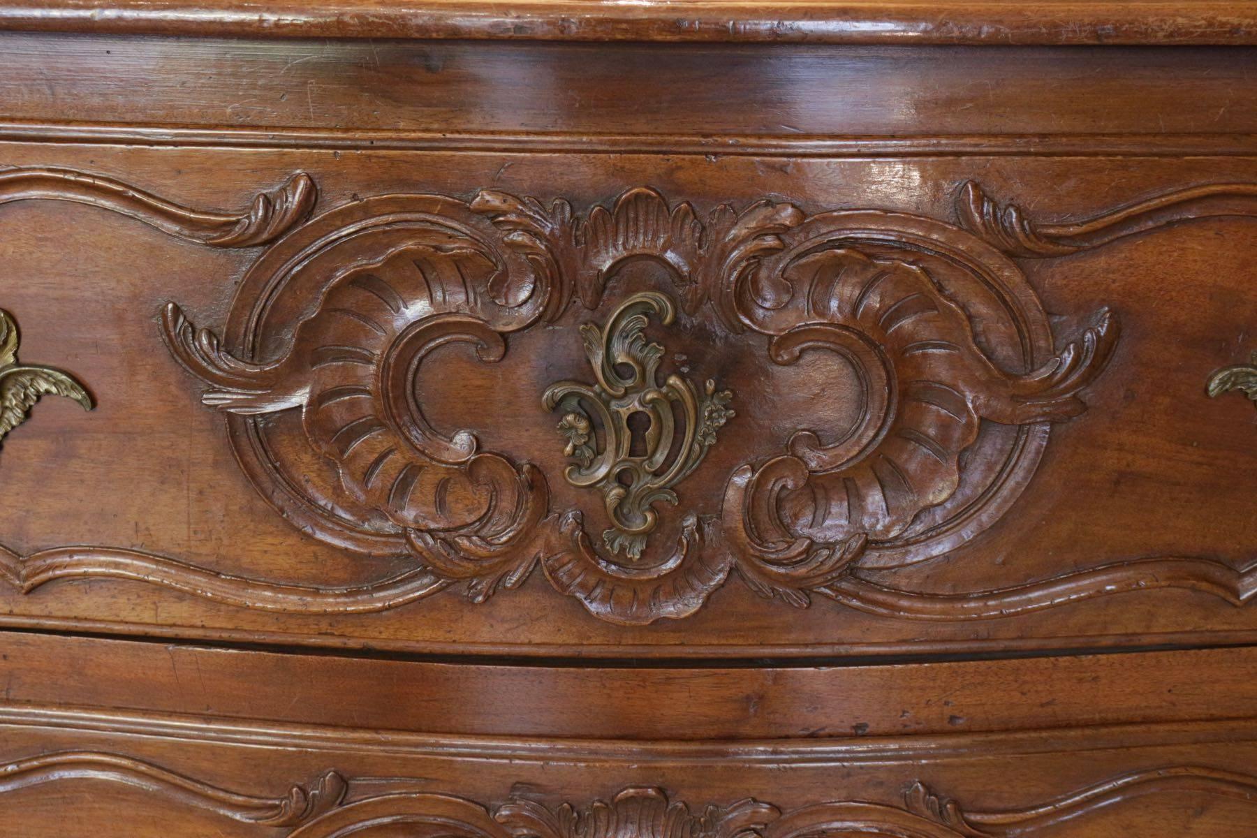 French Provincial French Provençal Avignon 18th Century Walnut Commode For Sale