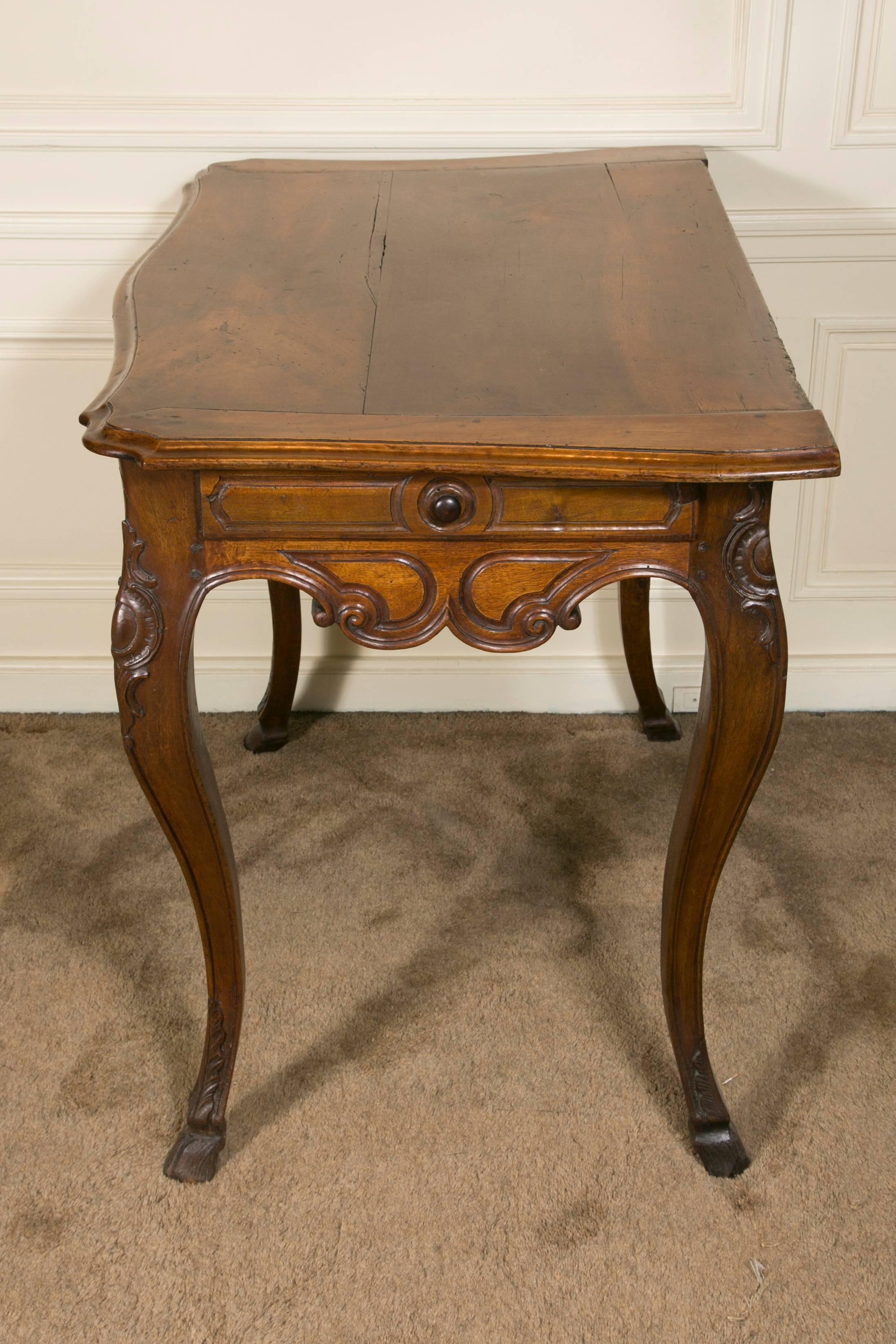 18th Century, Louis XV Style Provençale Walnut Console Table on Cabriole Legs In Good Condition In Saint-Ouen, FR