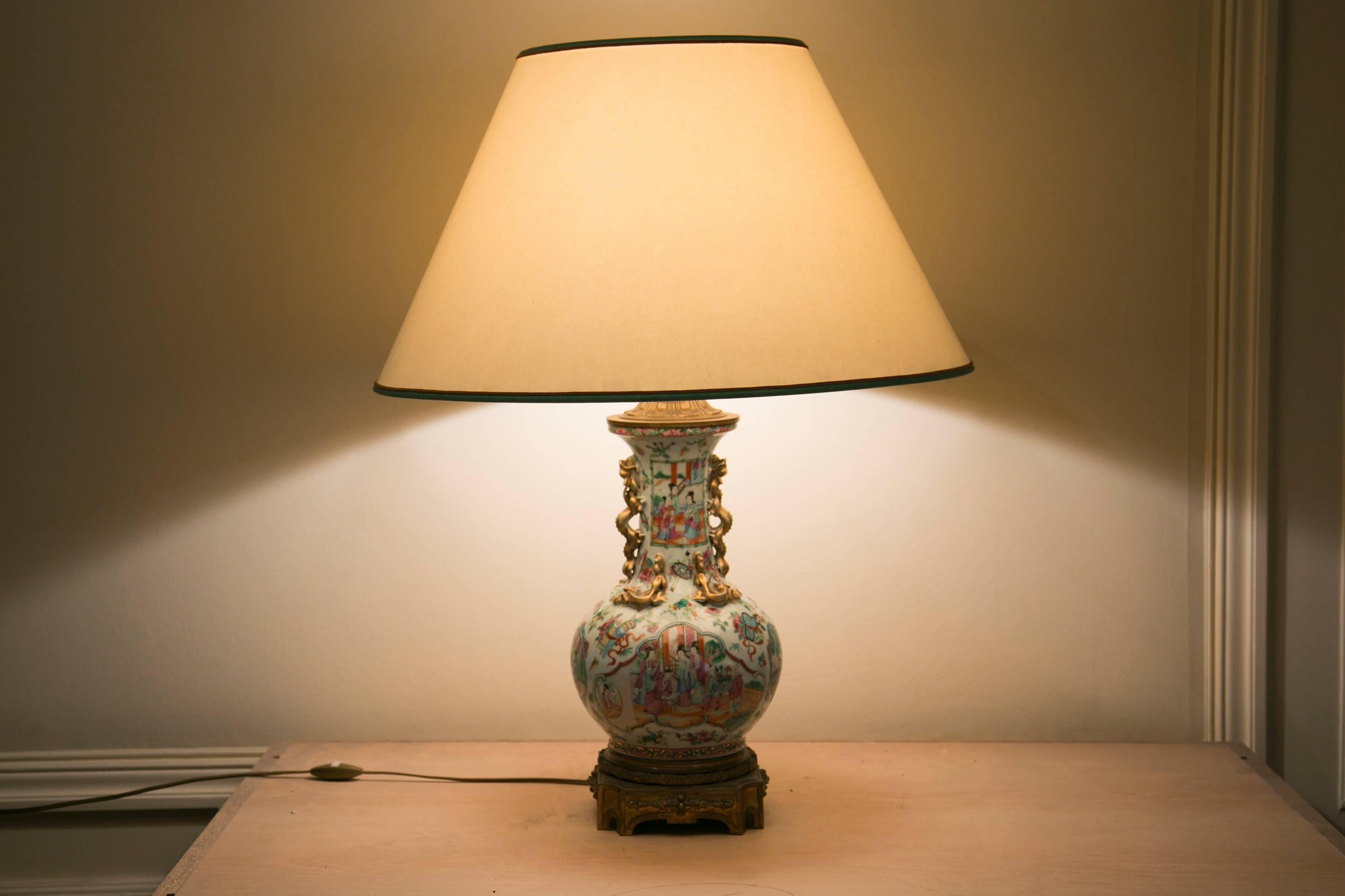 19th Century Cantonese Polychromed Porcelain Lamp Monted on Gilt Bronze Base In Good Condition For Sale In Saint-Ouen, FR