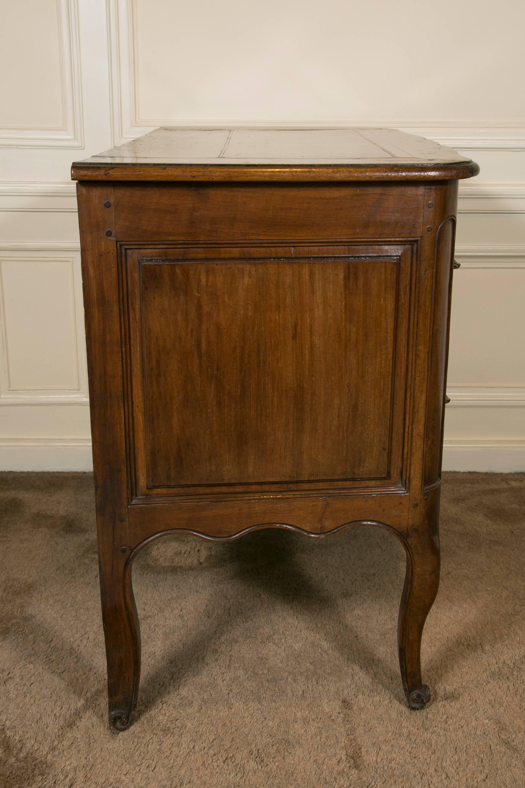 18th Century French Walnut Commode Two Drawers In Good Condition In Saint-Ouen, FR