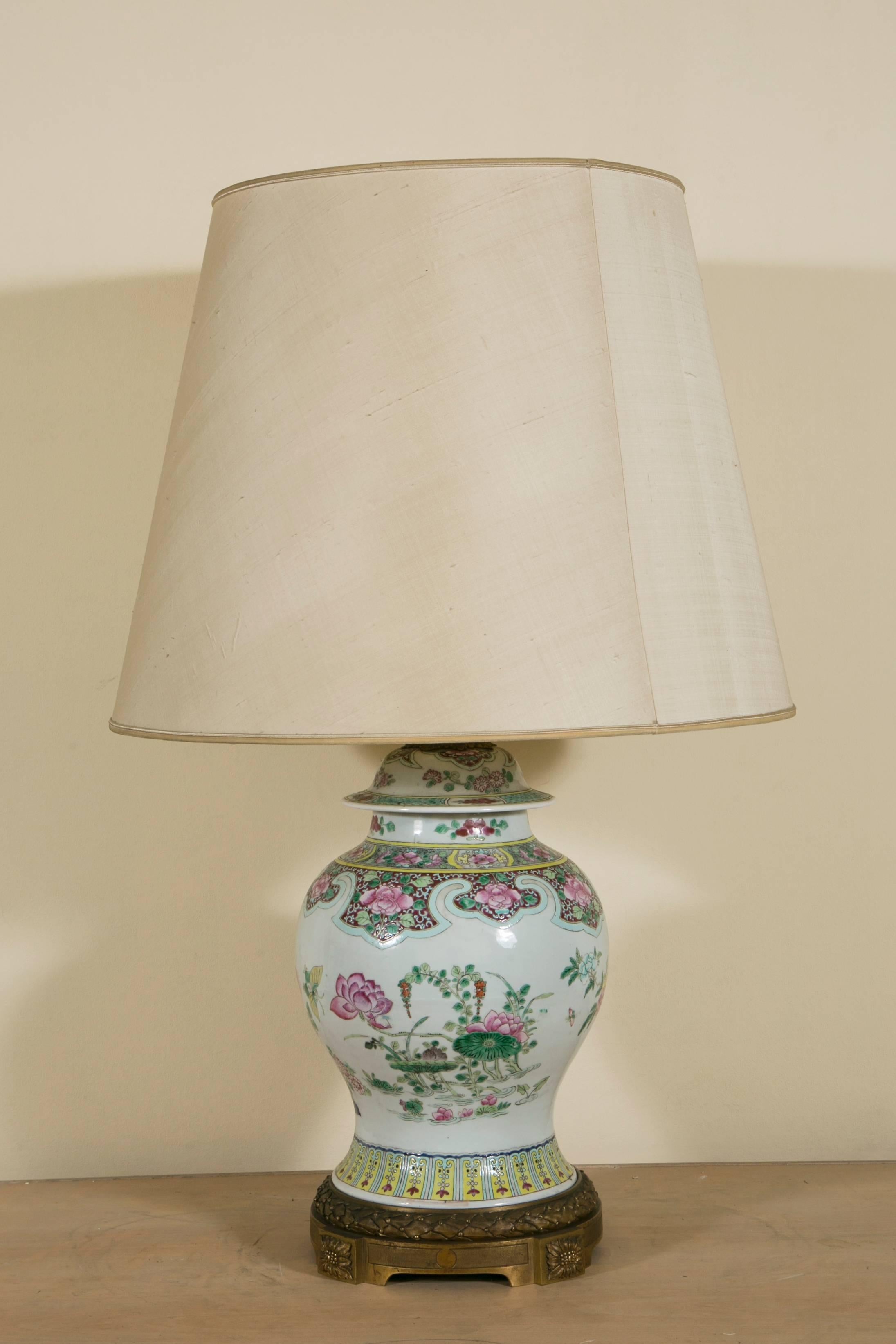 Chinese Export 19th Century Chinese Jar with Cover Lamp Monted on Gilt Bronze Base For Sale