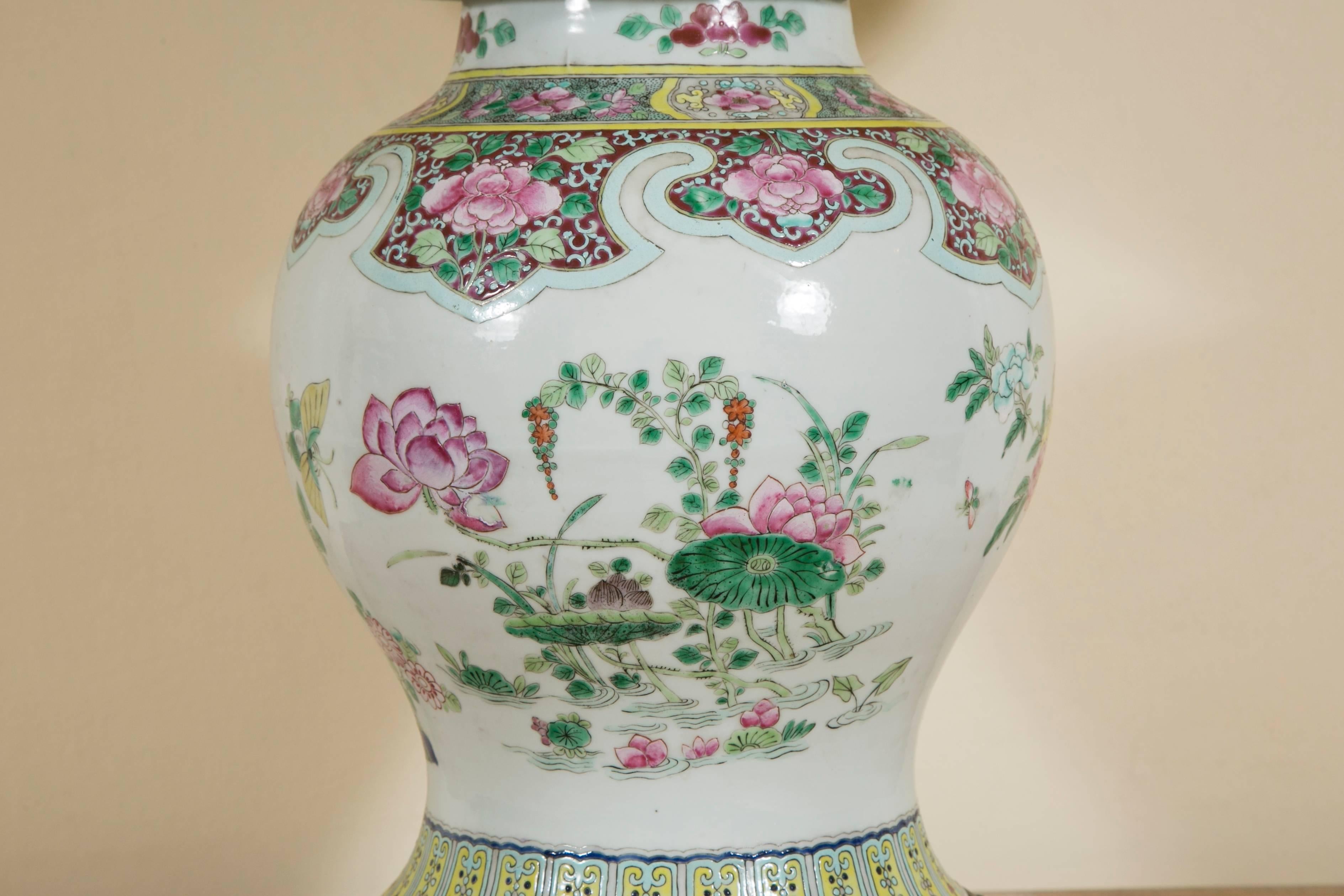 Hand-Painted 19th Century Chinese Jar with Cover Lamp Monted on Gilt Bronze Base For Sale