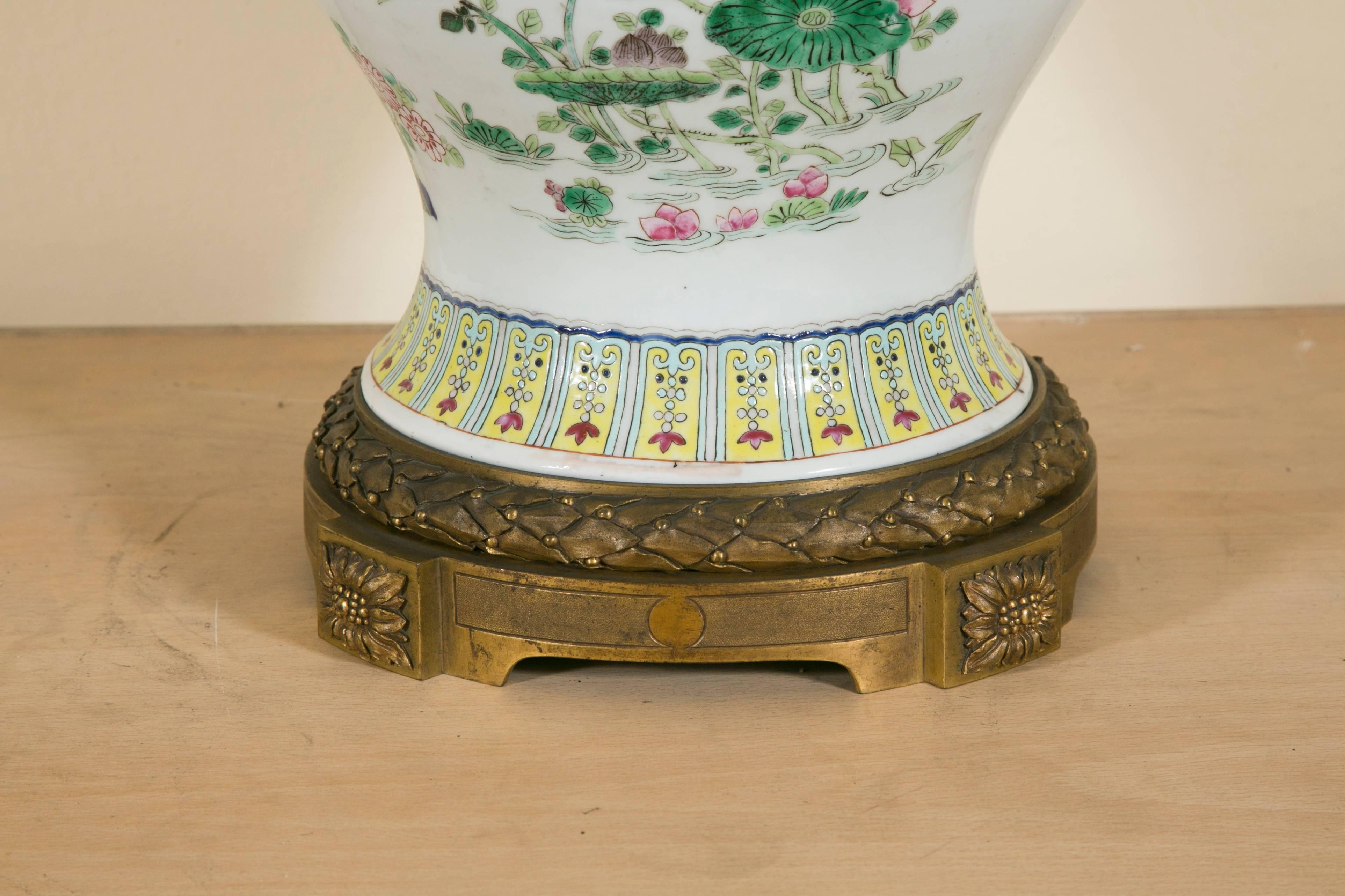 19th Century Chinese Jar with Cover Lamp Monted on Gilt Bronze Base In Good Condition For Sale In Saint-Ouen, FR