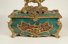 Horloge Palatial avec éléphant chinois assis sur une base verte et ormoulu